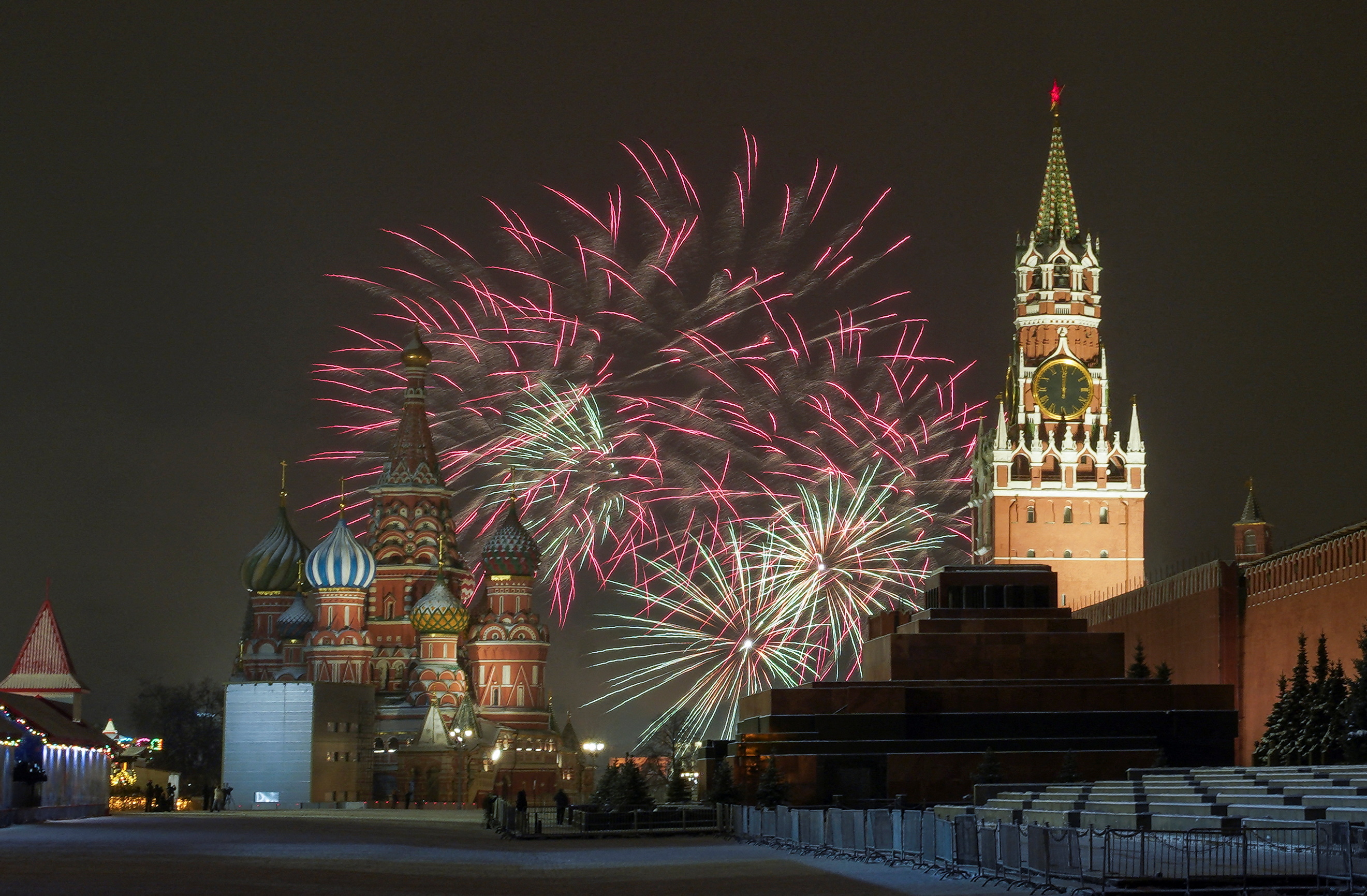 Москва новогодние дни. Салют на красной площади 2021 в Москве. Красная площадь Москва 2022. Большой Москворецкий мост в Москве салют. Елка в Москве 2022 на красной площади.