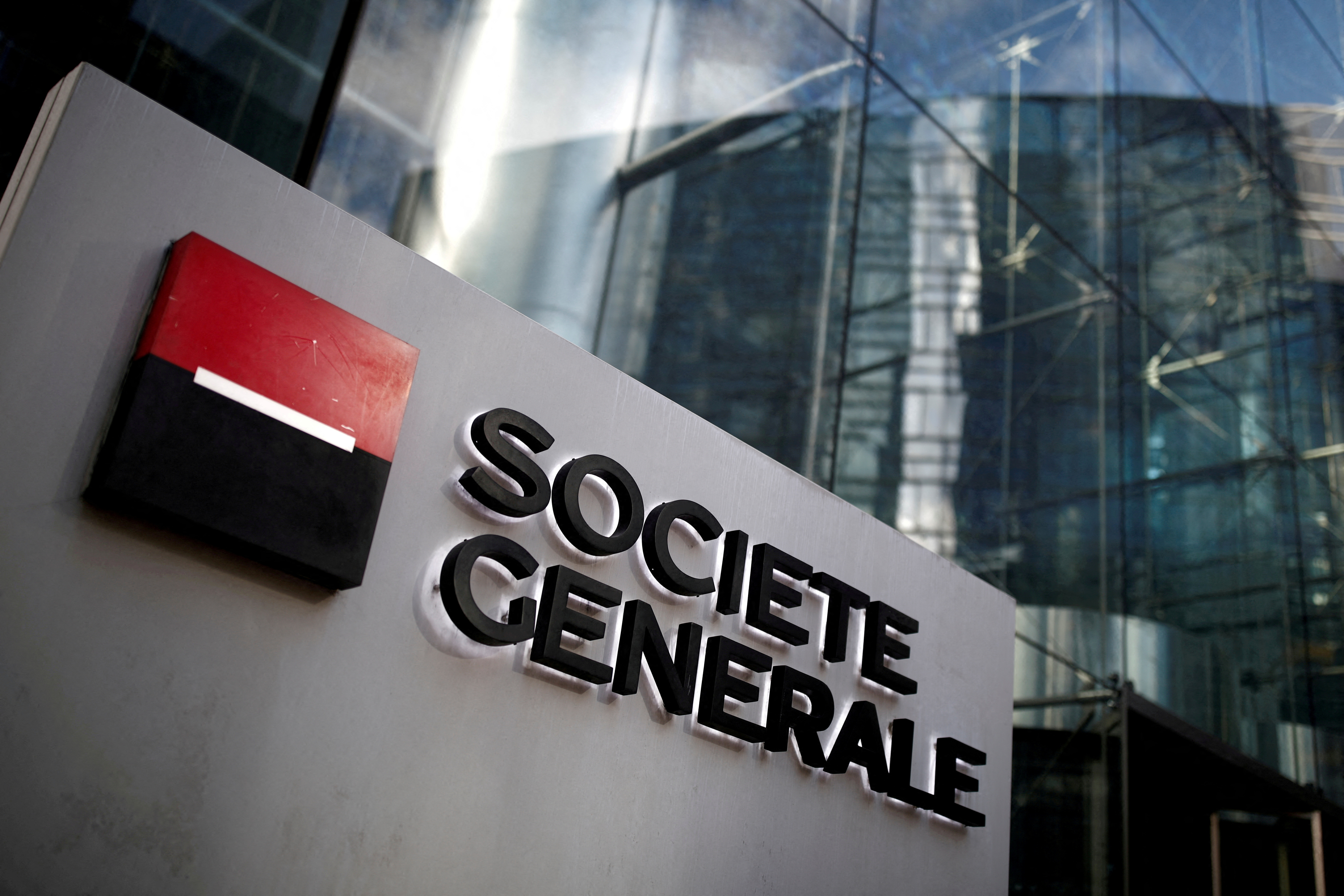 Le logo de la Société Générale au siège de la banque dans le quartier de La Défense à Paris
