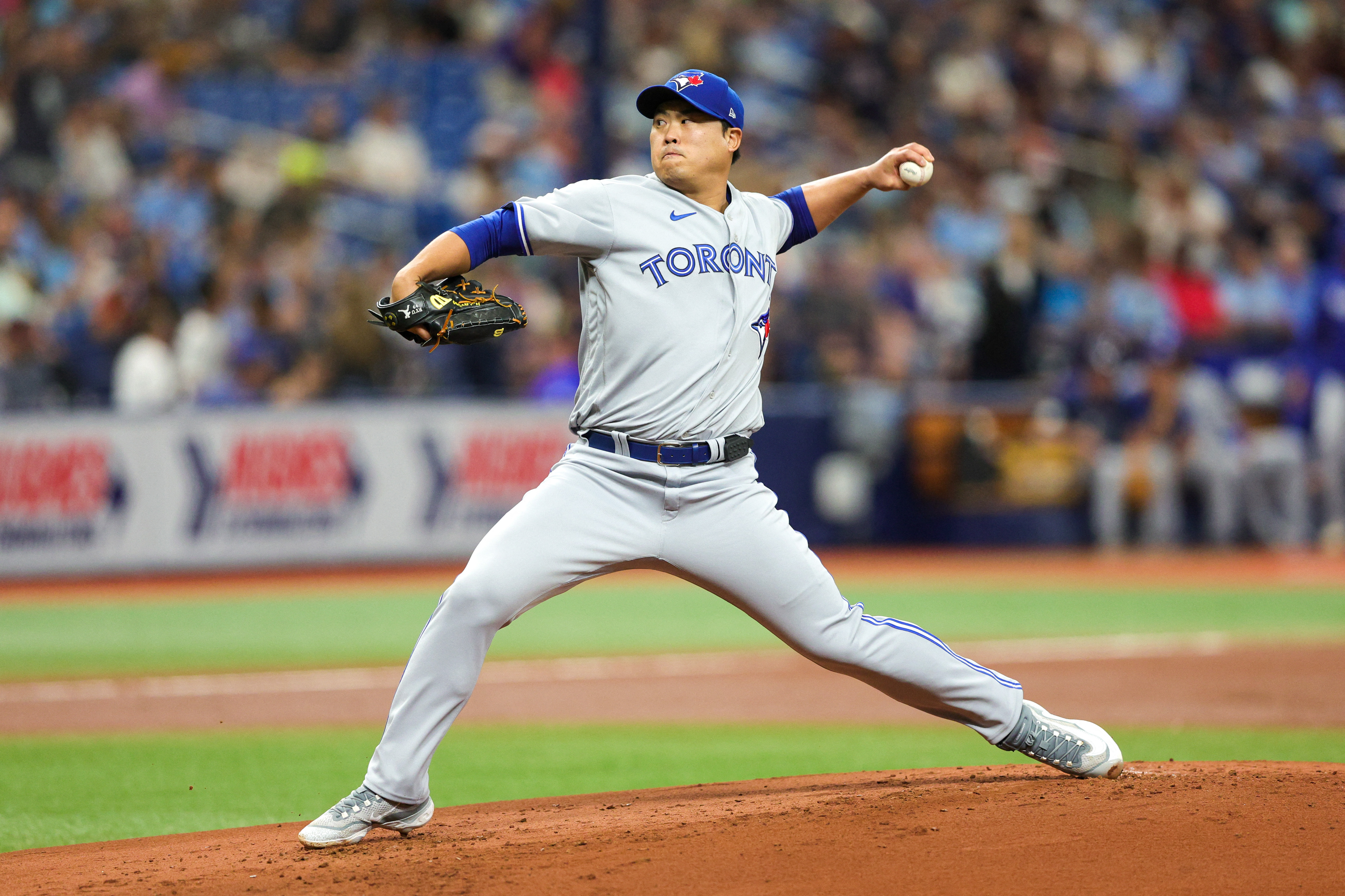 Toronto Blue Jays' Hyun Jin Ryu pitches to the Tampa Bay Rays during the  first inning of a baseball game Saturday, Sept. 23, 2023, in St.  Petersburg, Fla. (AP Photo/Chris O'Meara Stock