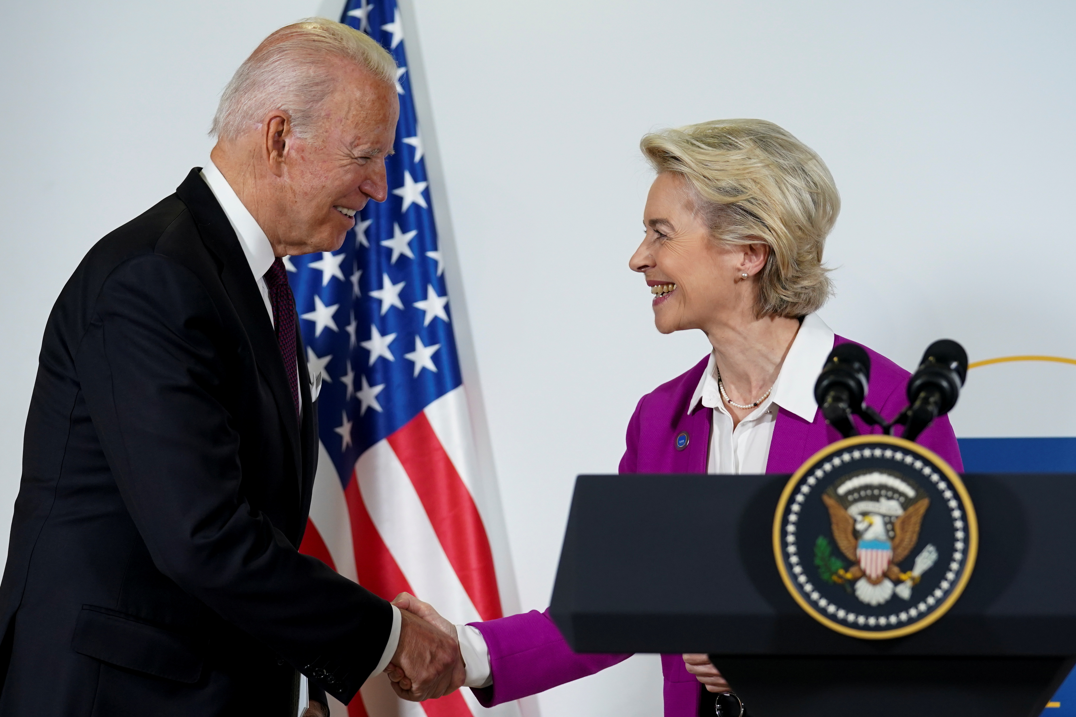U.S. President Joe Biden and European Commission President Ursula von der Leyen shake hands after speaking about steel and aluminium tariffs, on the sidelines of the G20 leaders’ summit in Rome, Italy, October 31, 2021. REUTERS/Kevin Lamarque