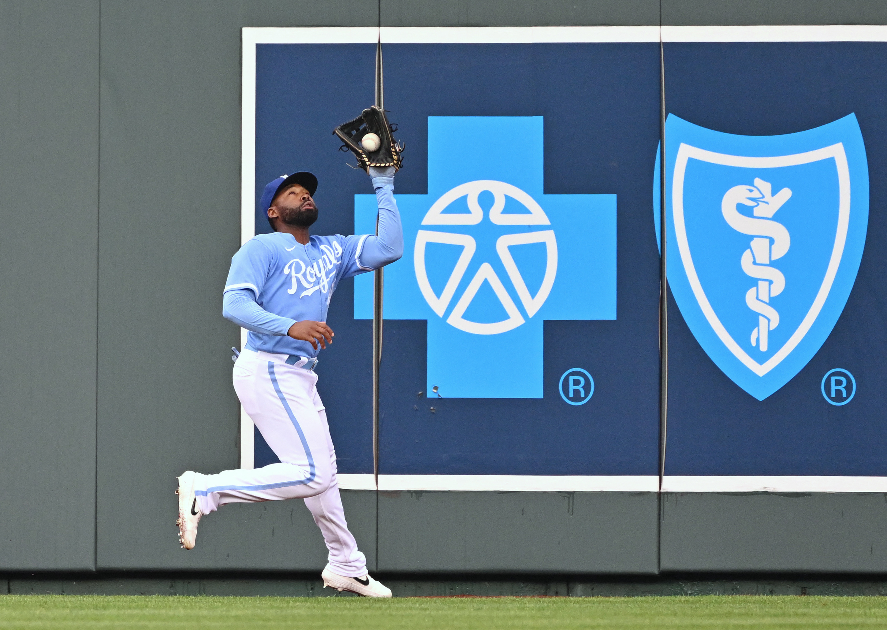 Fermin's bunt in ninth gives Royals 4-3 win over White Sox - ABC7 Chicago