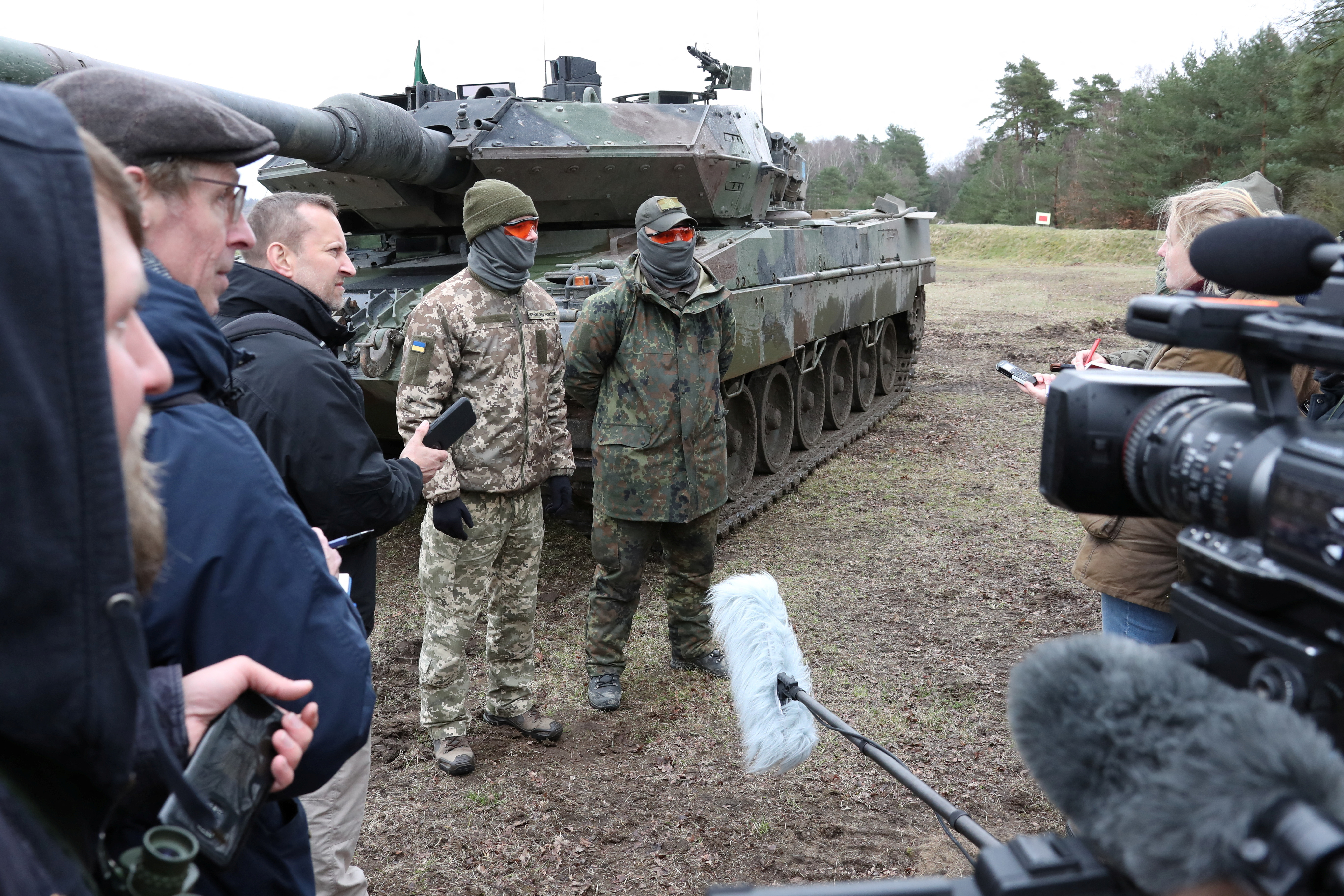 German army trains Ukrainians on Leopard 2 tanks in Bergen