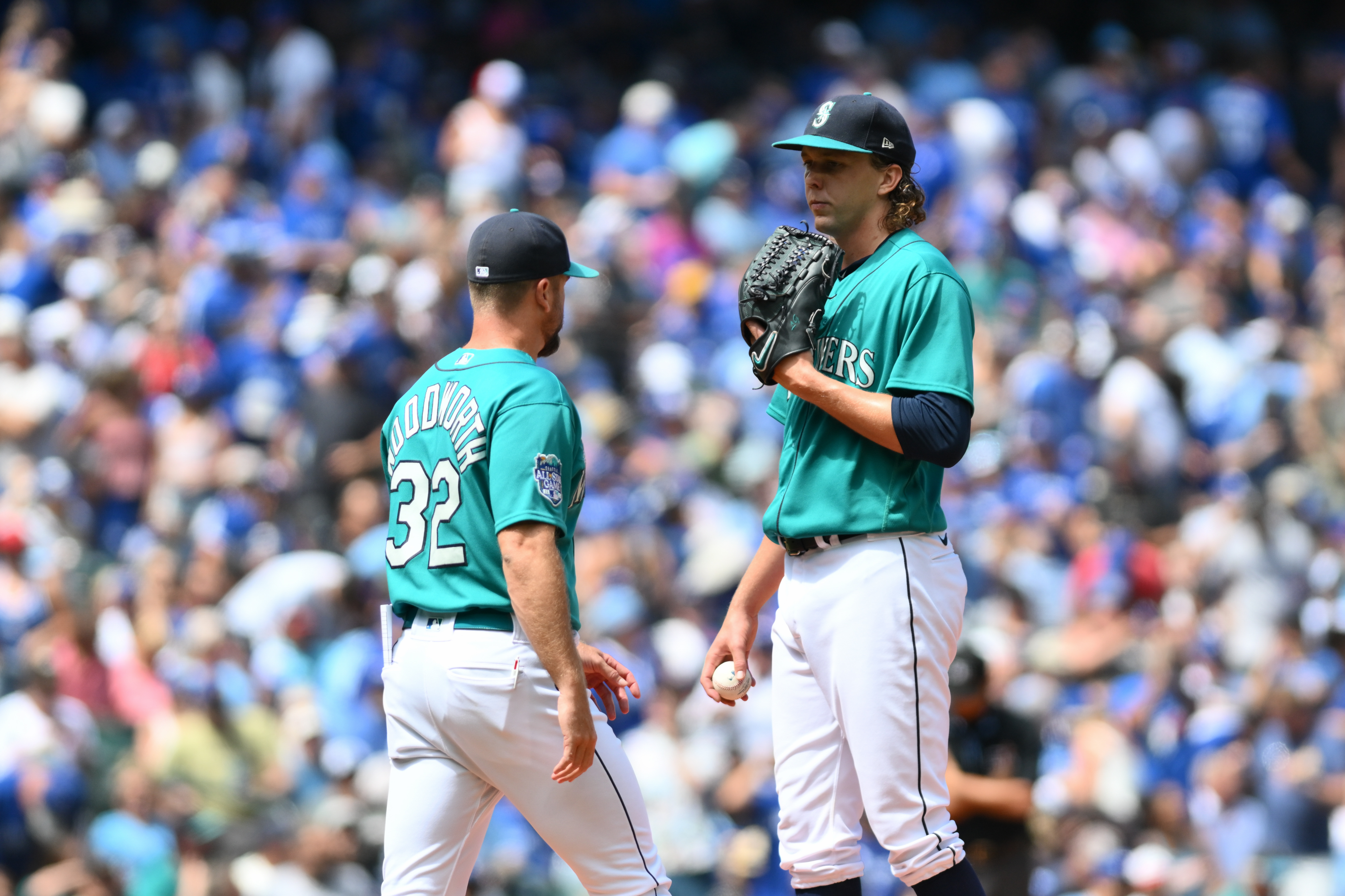 Seattle Mariners take lead in first game against Blue Jays