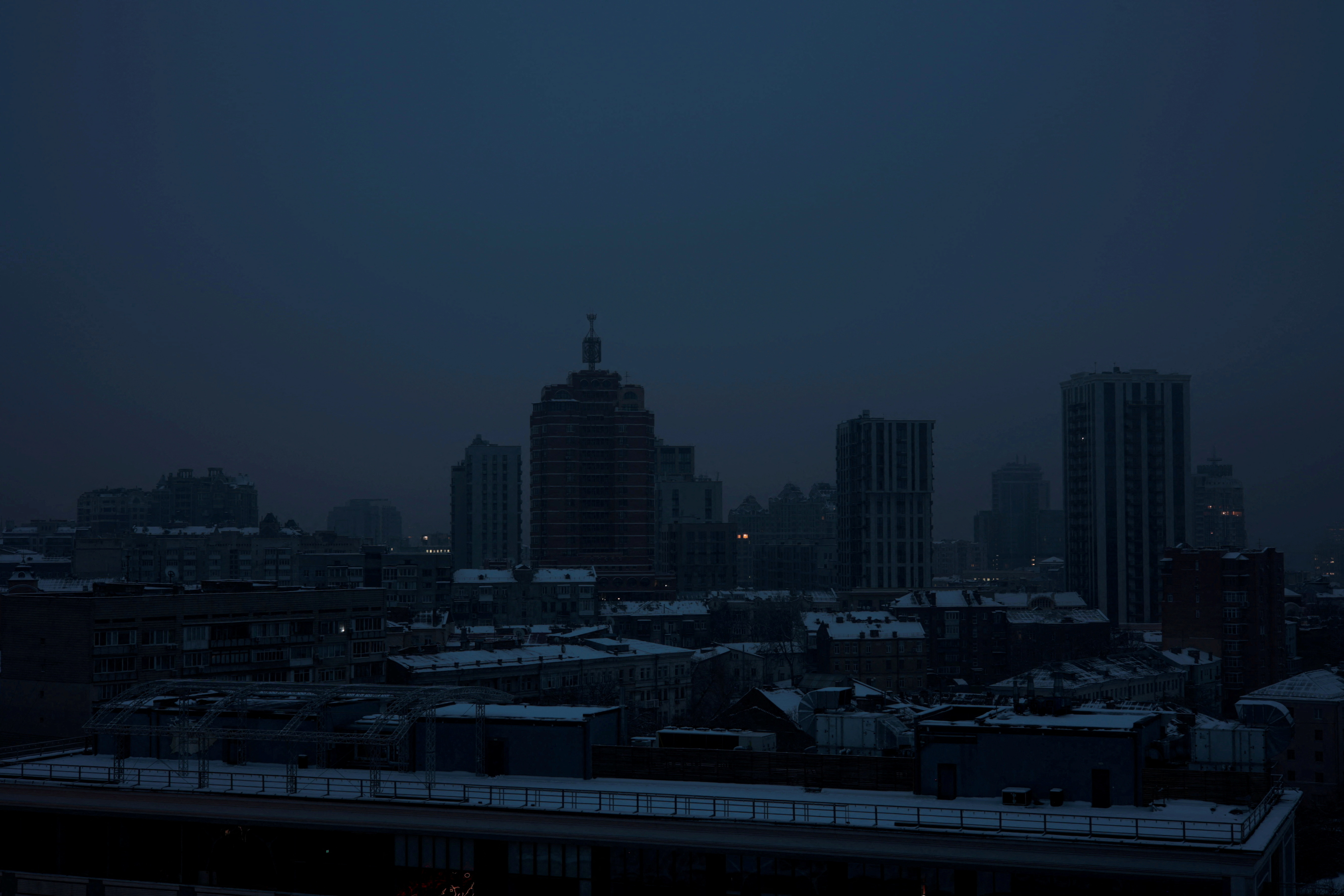 Сцена показывает город без электричества после того, как в результате ракетного удара России по Киеву пострадала важная гражданская инфраструктура.