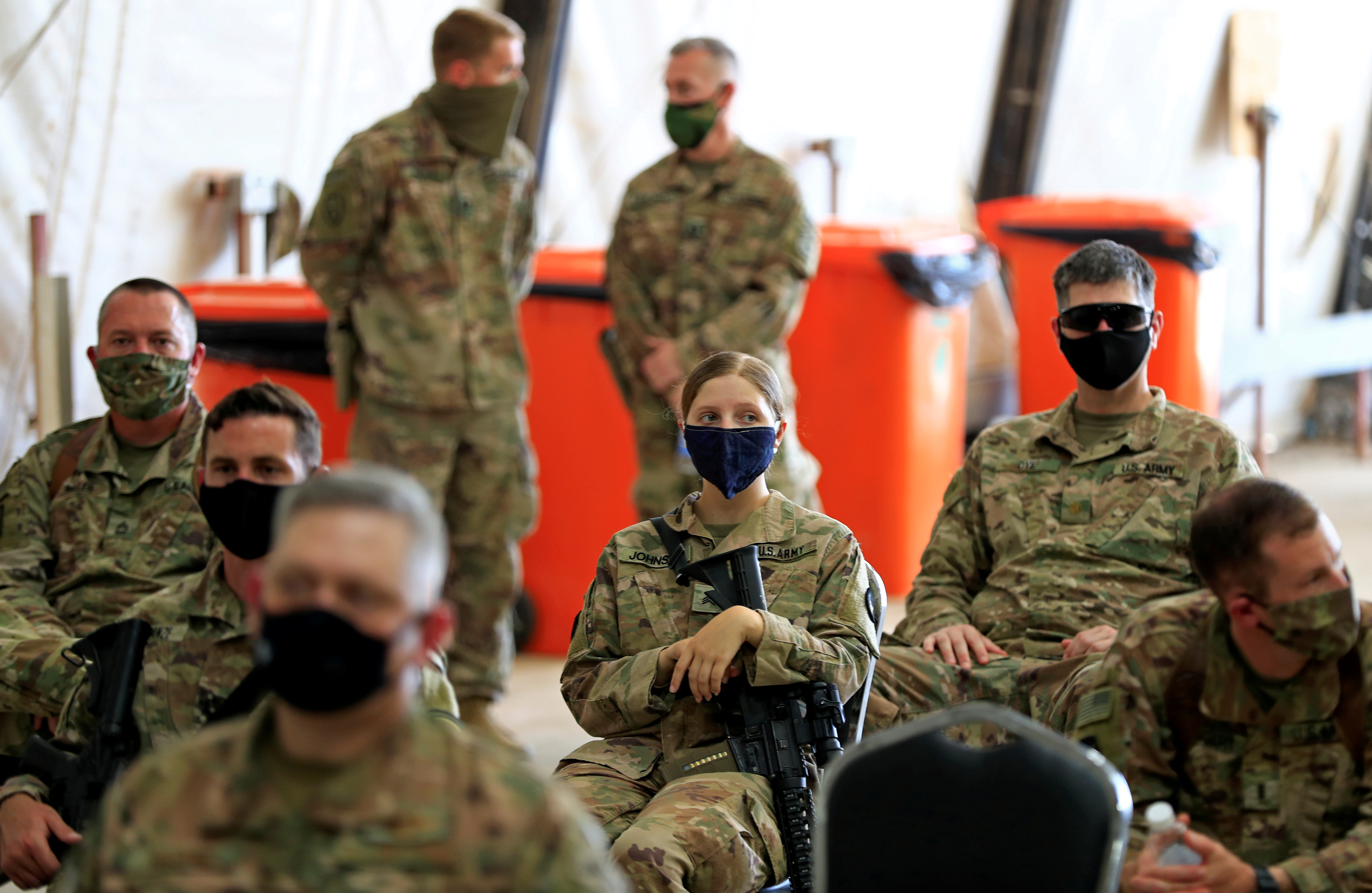 Des soldats américains portant des masques de protection sont vus lors d'une cérémonie de remise de la base militaire de Taji des troupes de la coalition dirigée par les États-Unis aux forces de sécurité irakiennes, dans la base au nord de Bagdad, en Irak, le 23 août 2020. REUTERS/Thaier Al-Sudani/File Photo