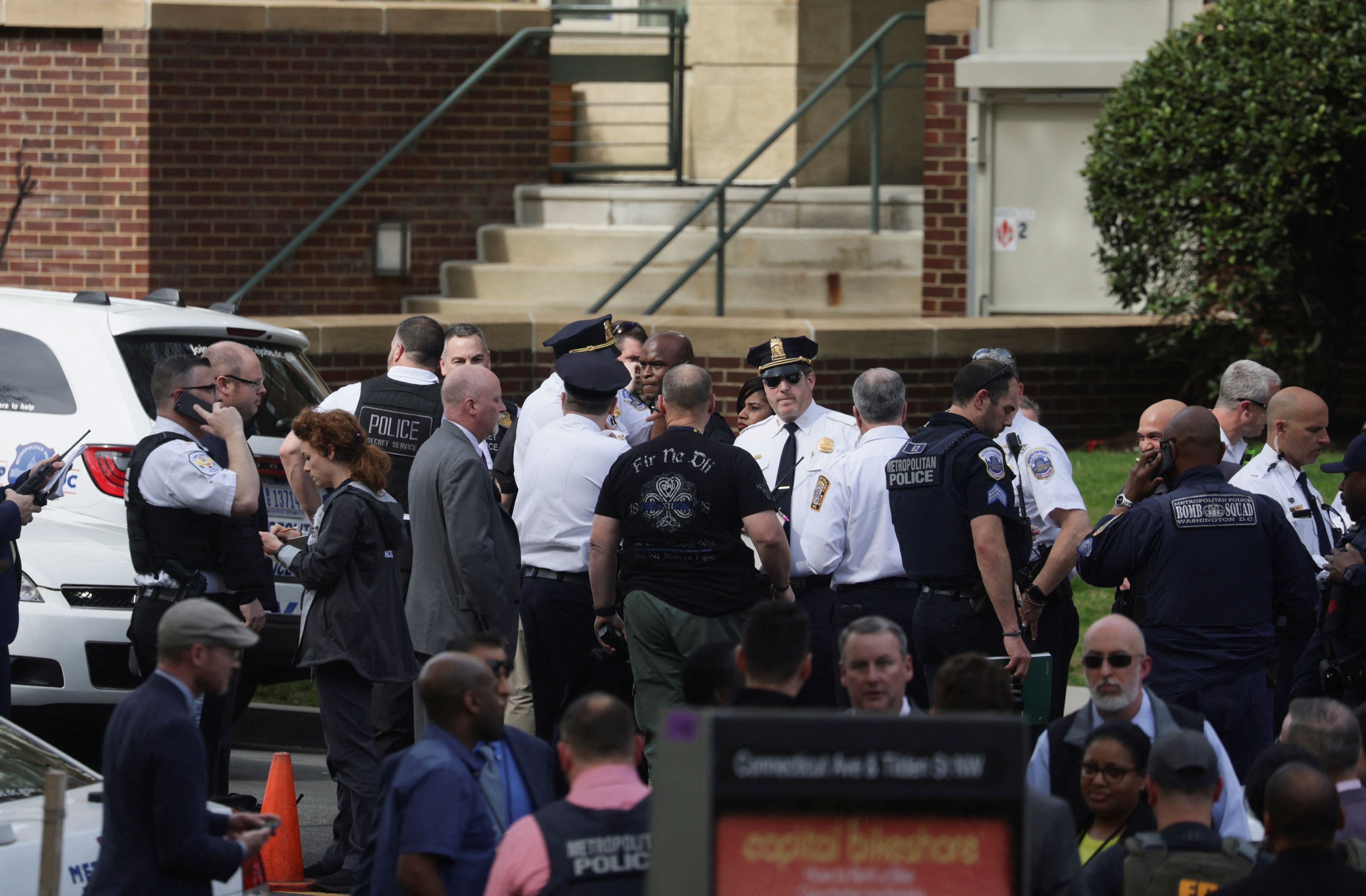 Agentes de la ley responden a la escena de un tirador activo cerca de la escuela Edmund Burke en Washington