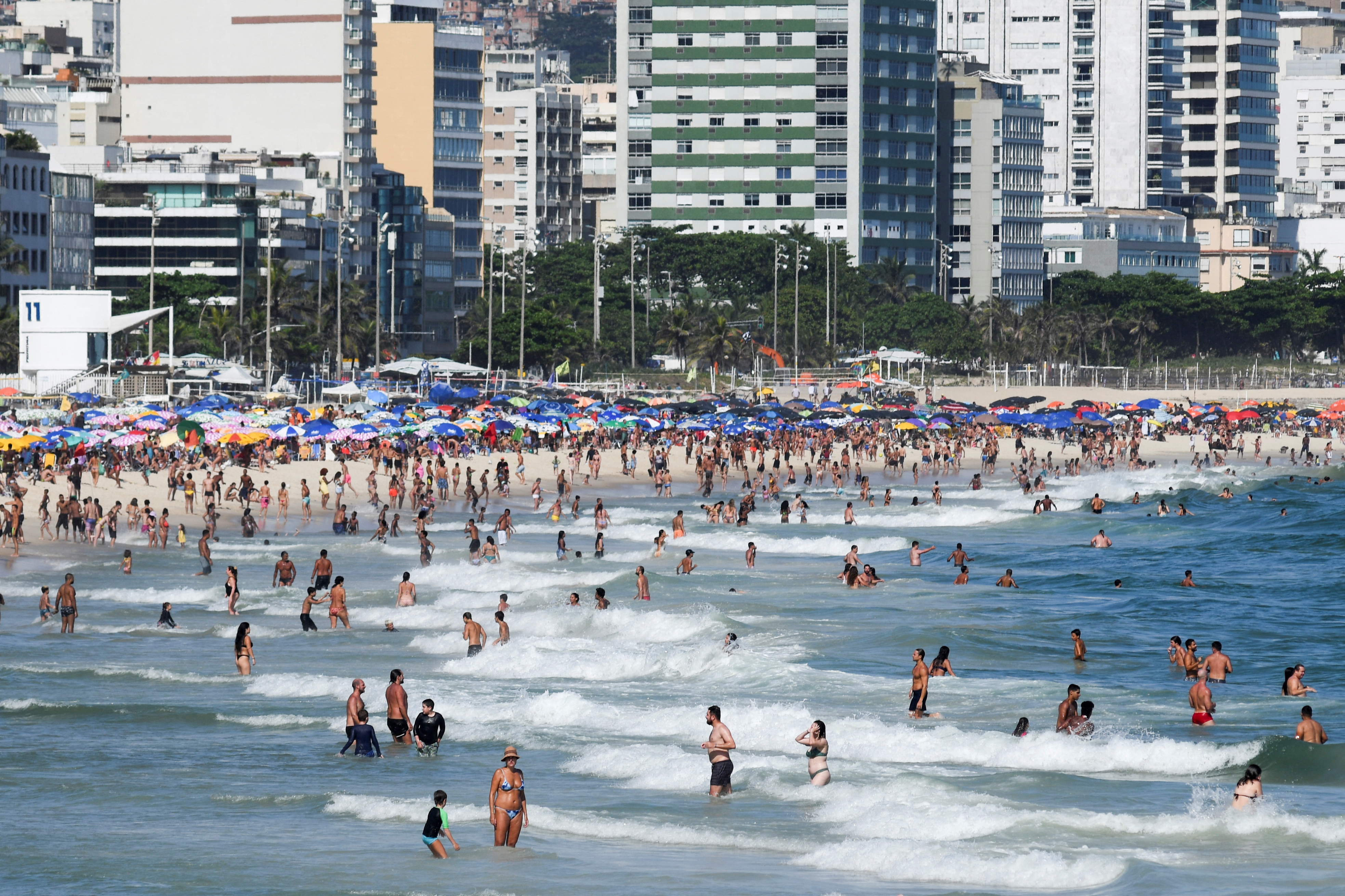 Beaches packed amid heatwave, spurring COVID fears in Rio de Janeiro