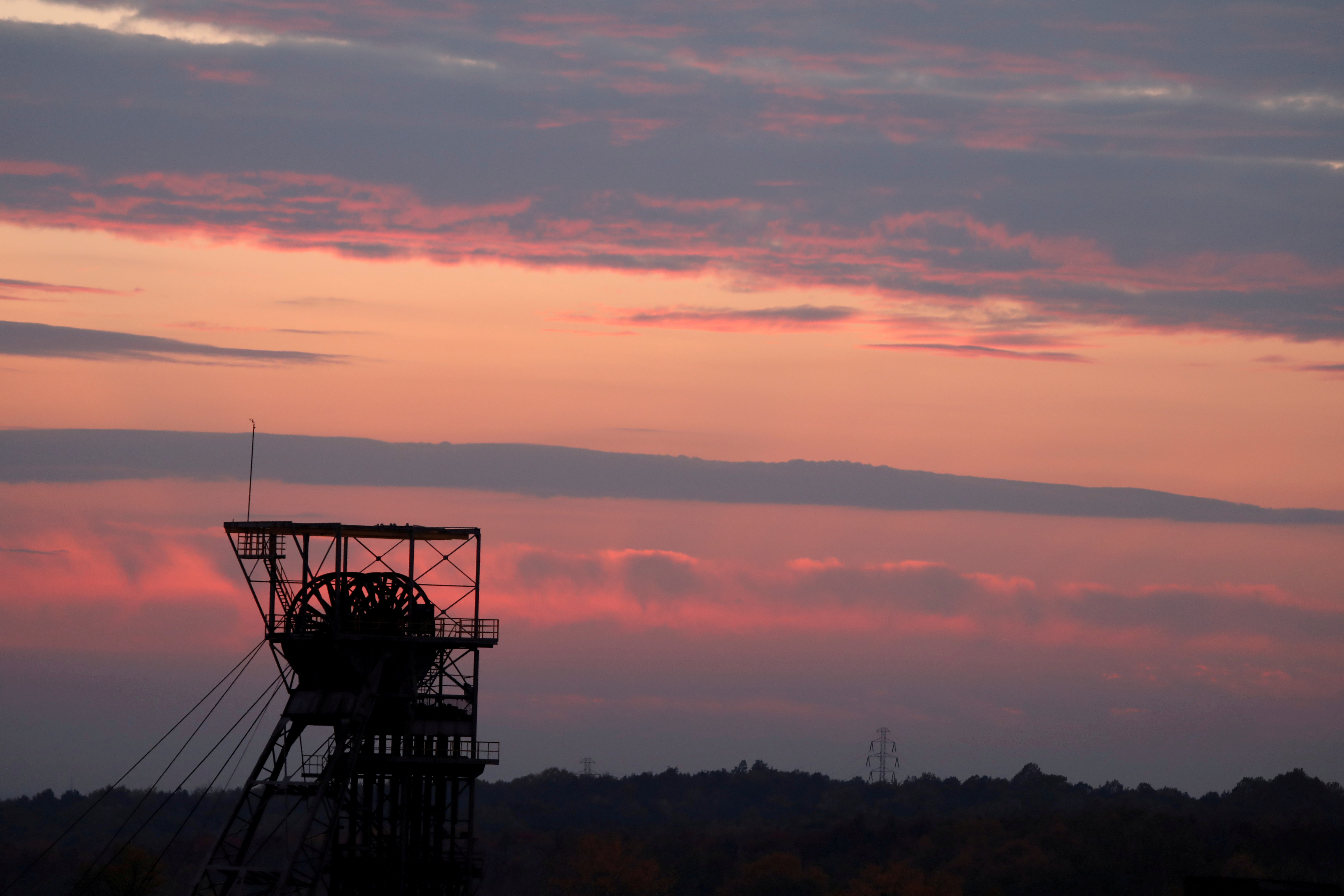 Yleinen näkymä Wujekin hiilikaivoksesta näkyy auringonlaskun aikaan Katowicessa
