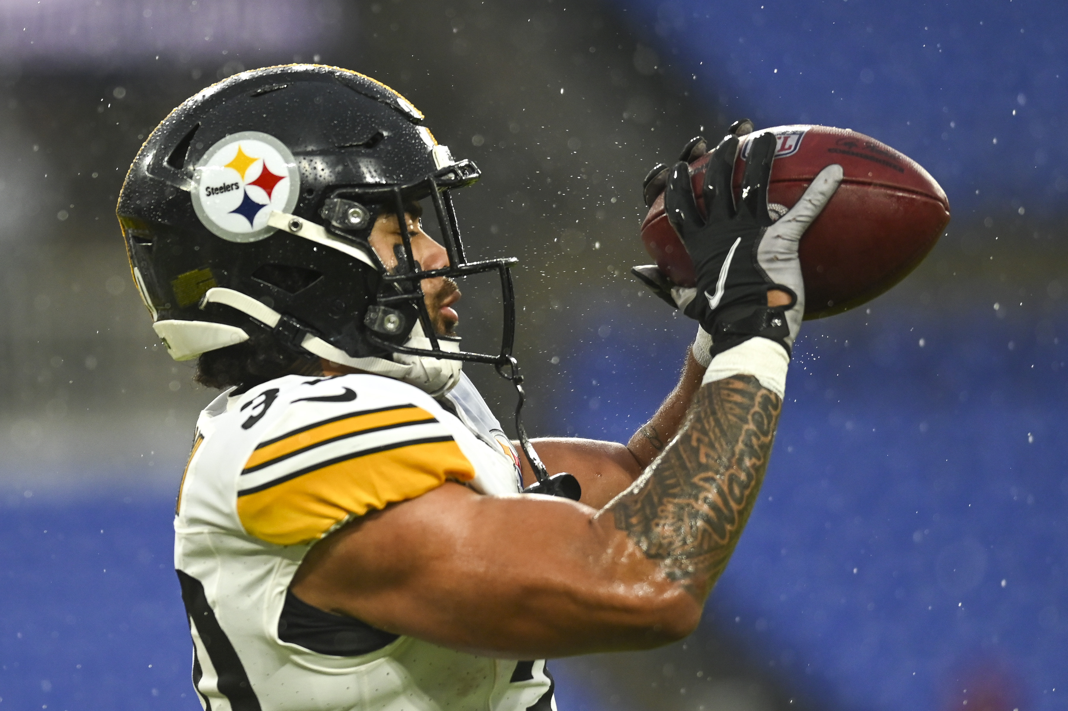 Steelers clip Ravens, keep playoff hopes alive Reuters