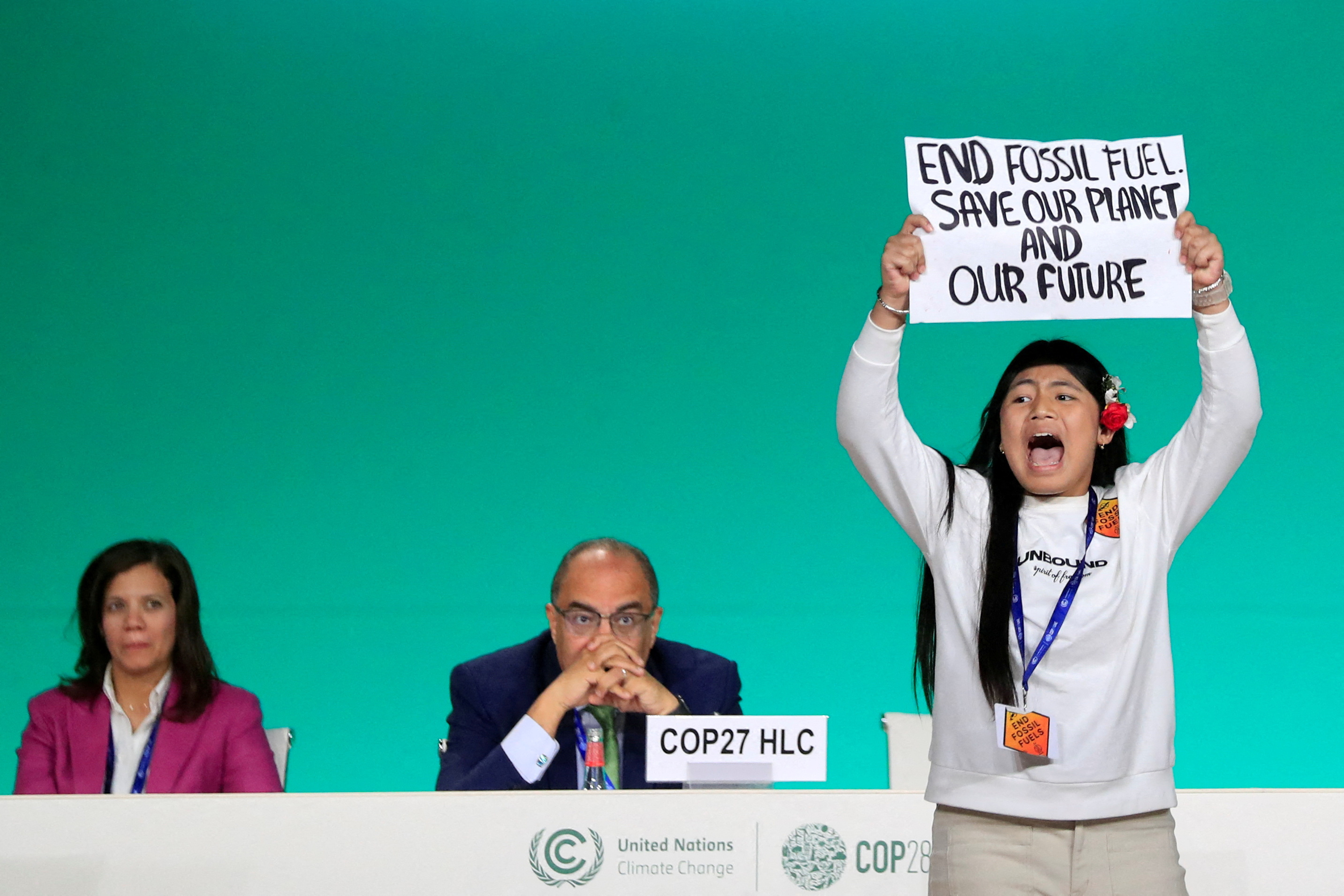 Manifestantes para poner fin a los combustibles fósiles irrumpen en el escenario de la cumbre de la COP28