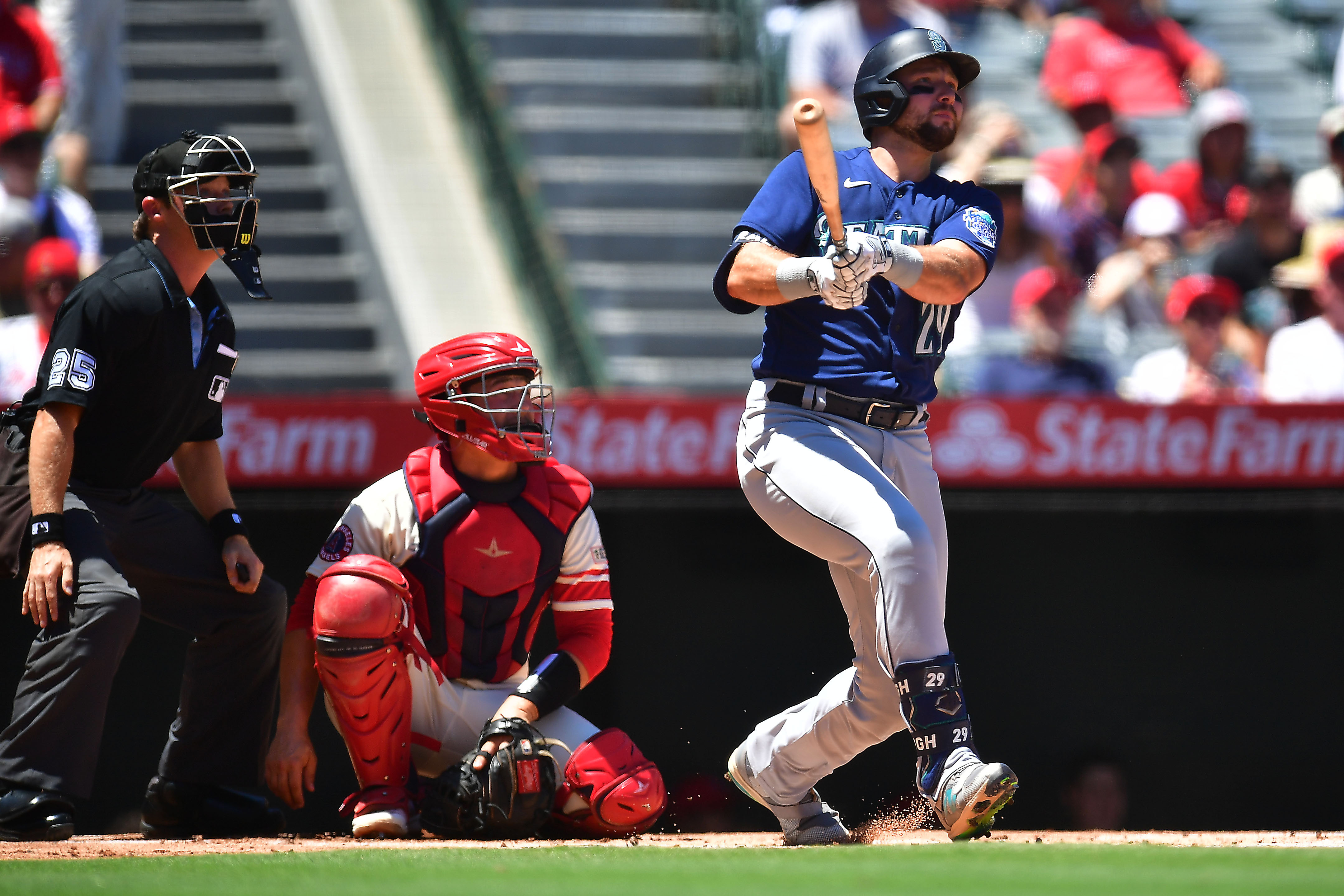 Eugenio Suarez comes through in 10th as Mariners sweep Angels