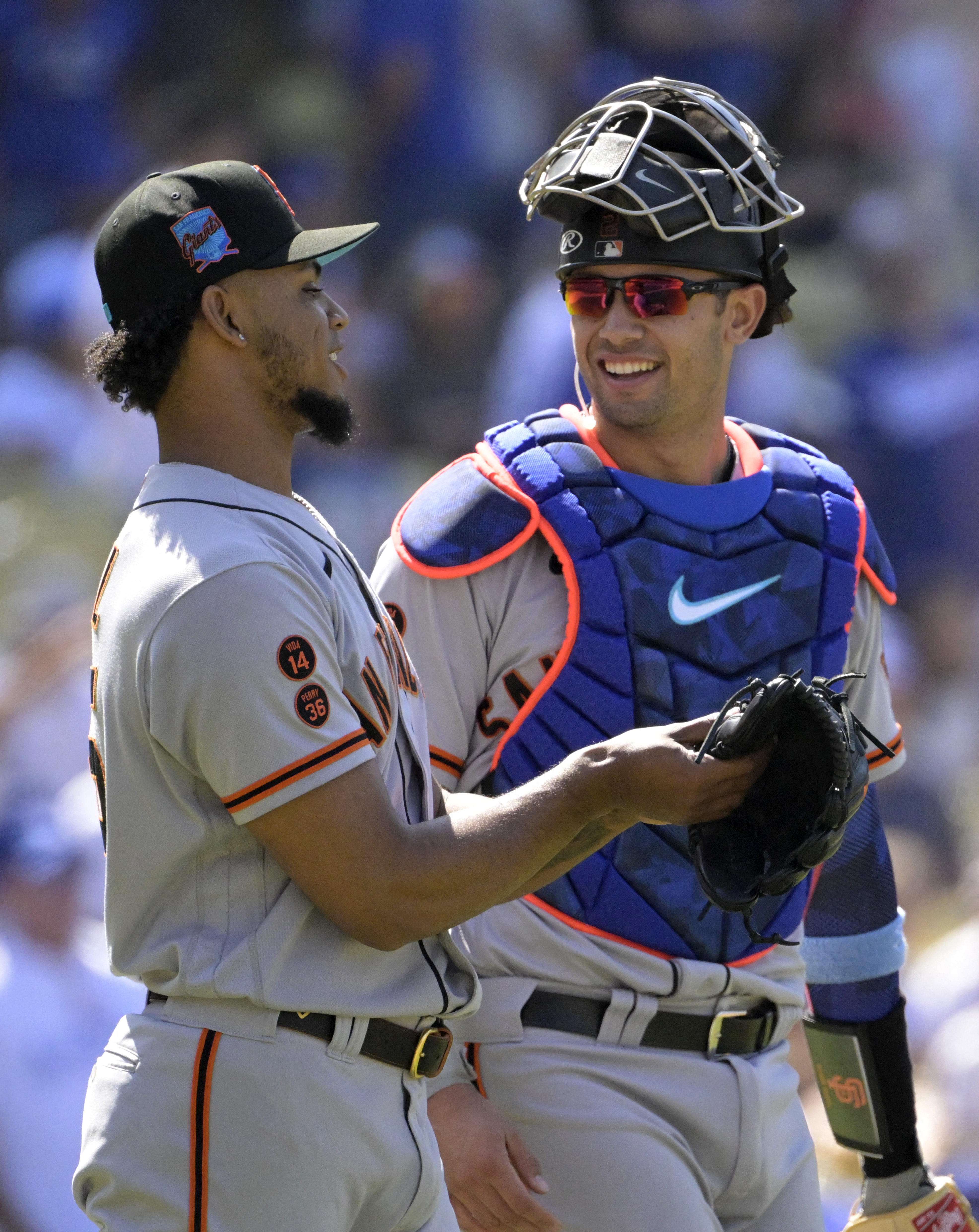 Giants sweep Dodgers for seventh straight win