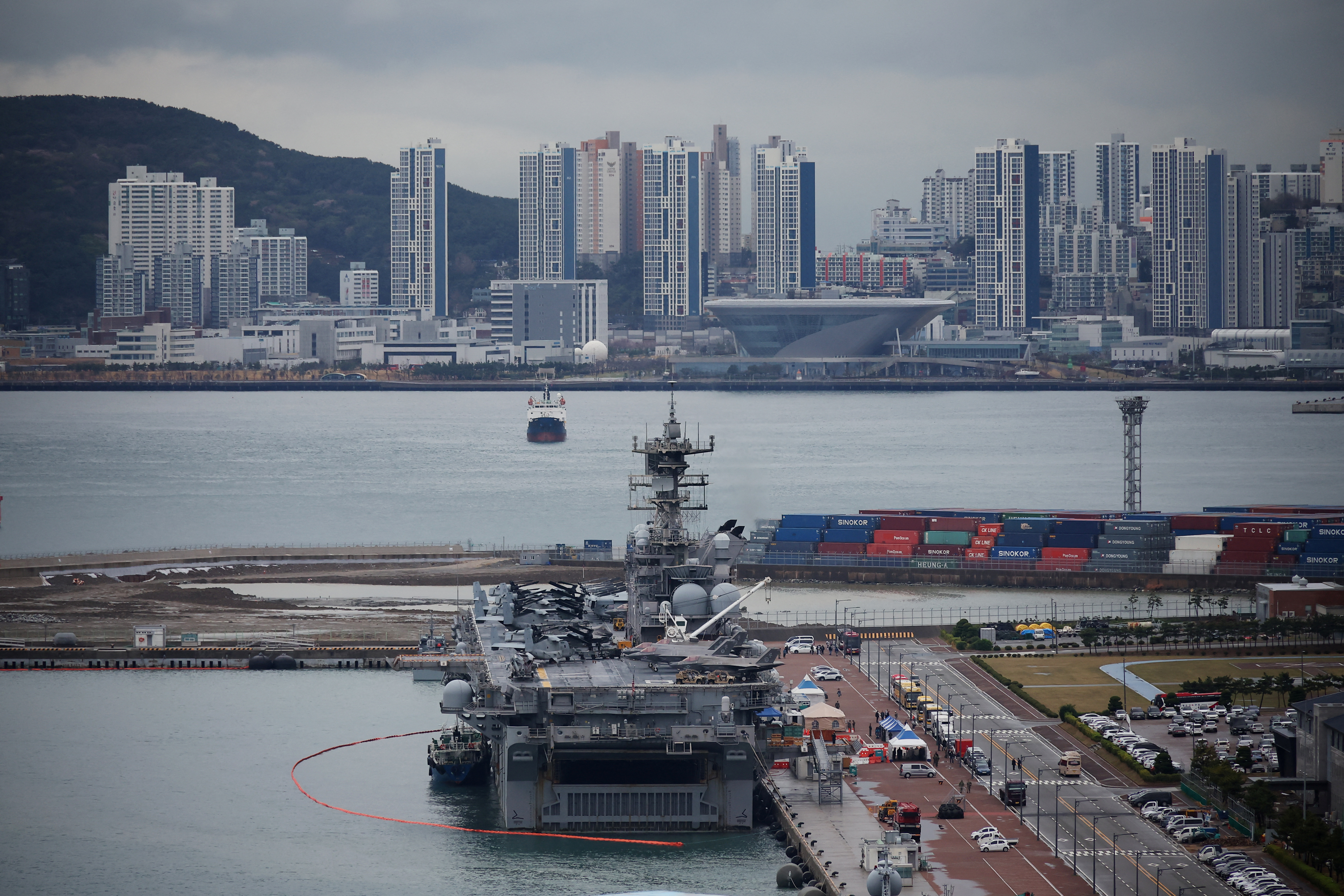 U.S. Amphibious Assault Ship USS Makin Island arrives in Busan