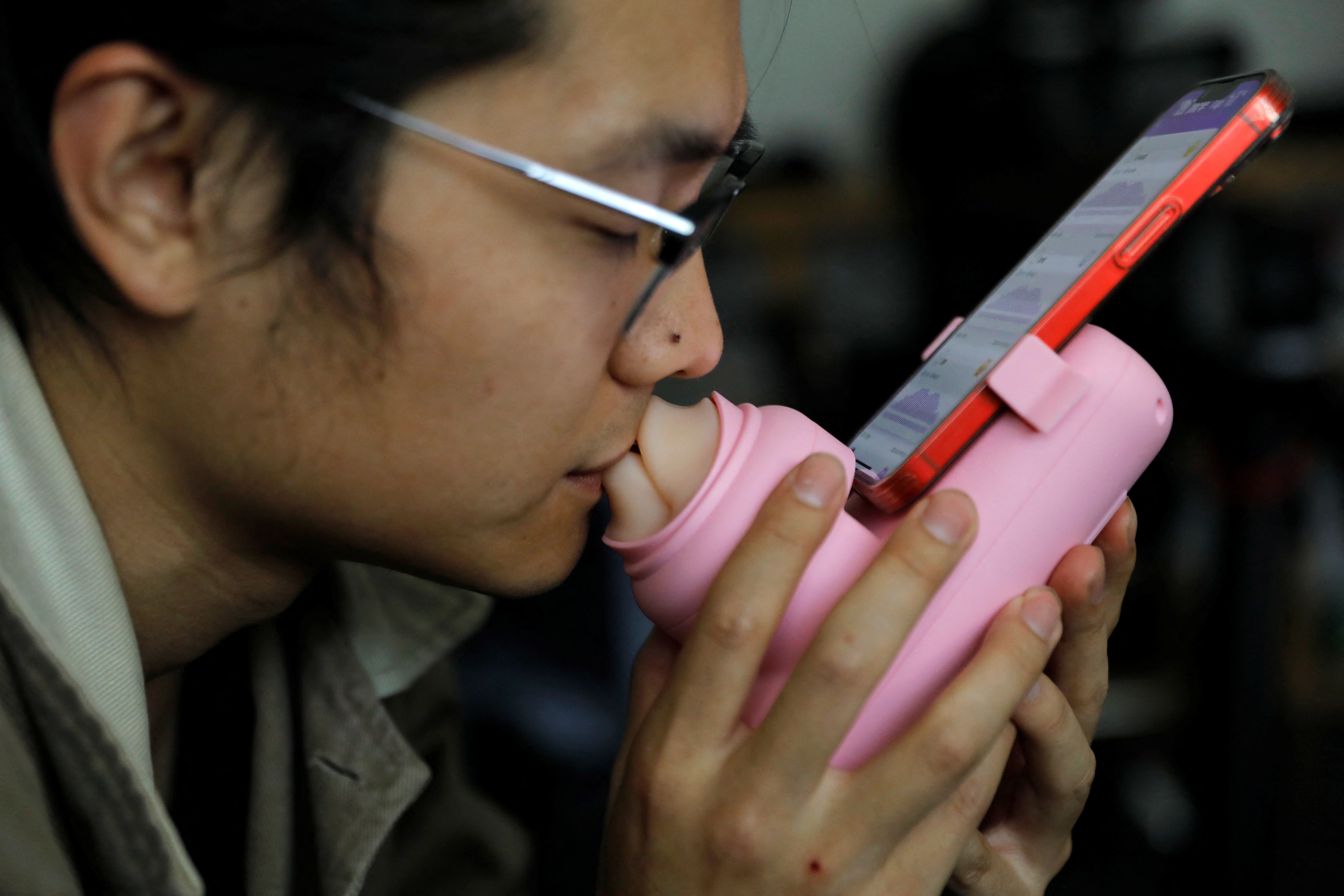 Jing Zhiyuan uses a remote kissing device 