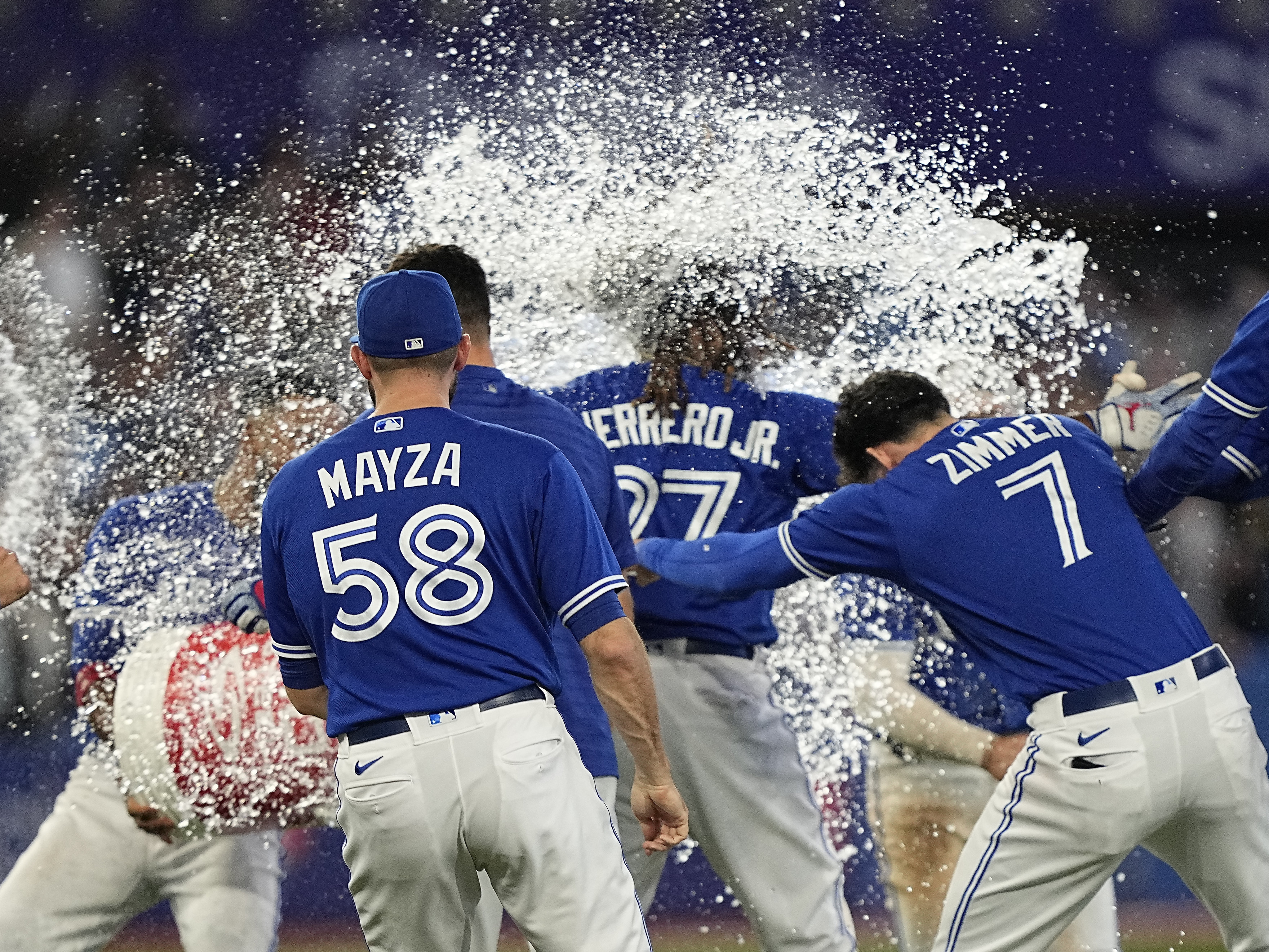 José Berríos carries no-hitter into 7th in Blue Jays' win