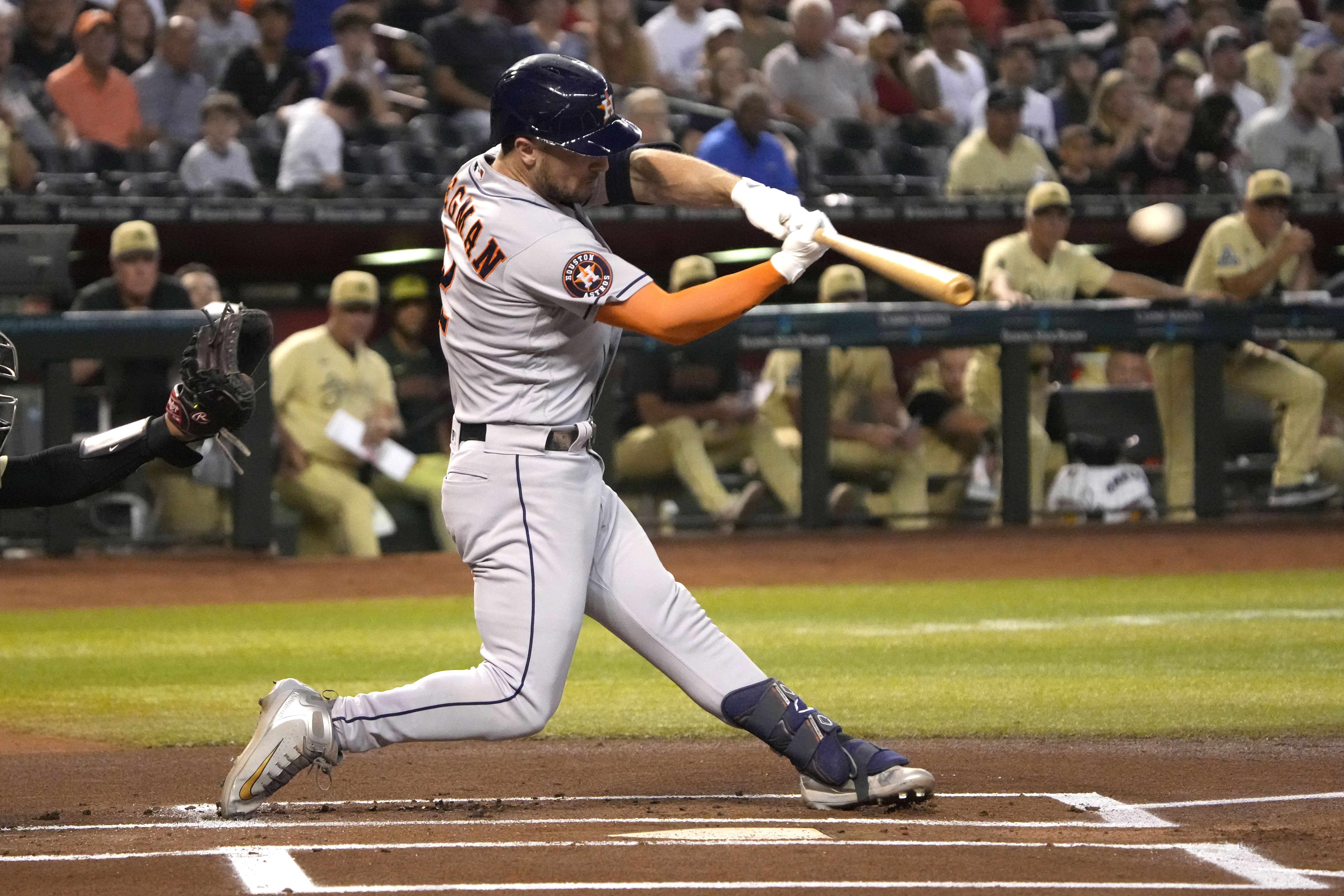 Astros keep pace with tight win over D-backs