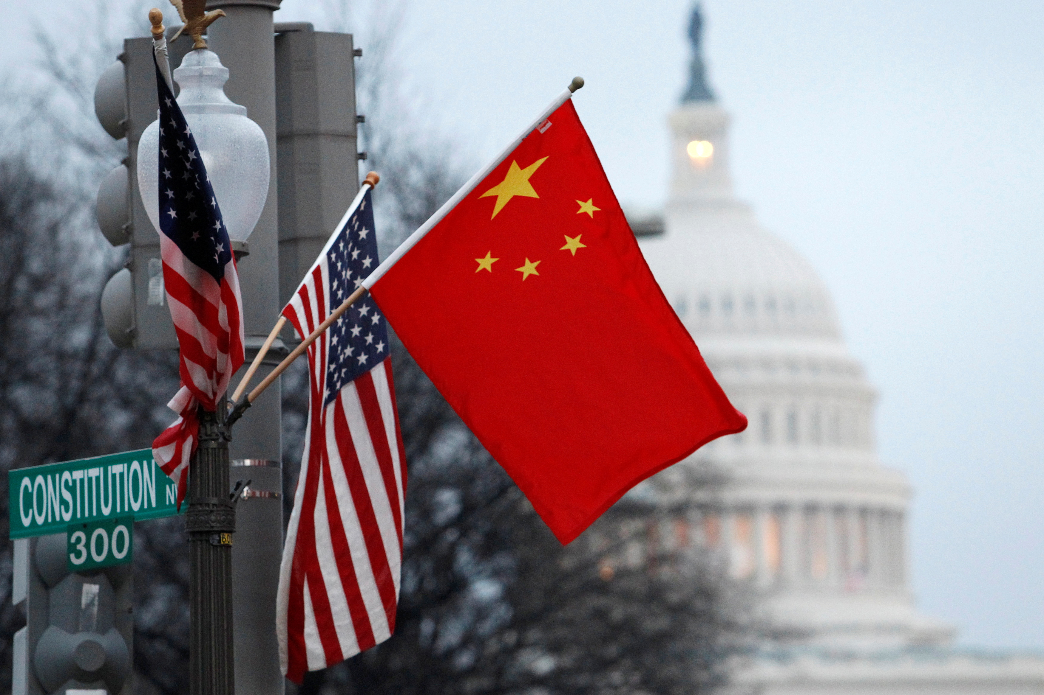 Η σημαία της Λαϊκής Δημοκρατίας της Κίνας και τα αστέρια και ρίγες των ΗΠΑ κυματίζουν σε έναν φανοστάτη κατά μήκος της Λεωφόρου Πενσυλβάνια κοντά στο Καπιτώλιο των ΗΠΑ στην Ουάσιγκτον