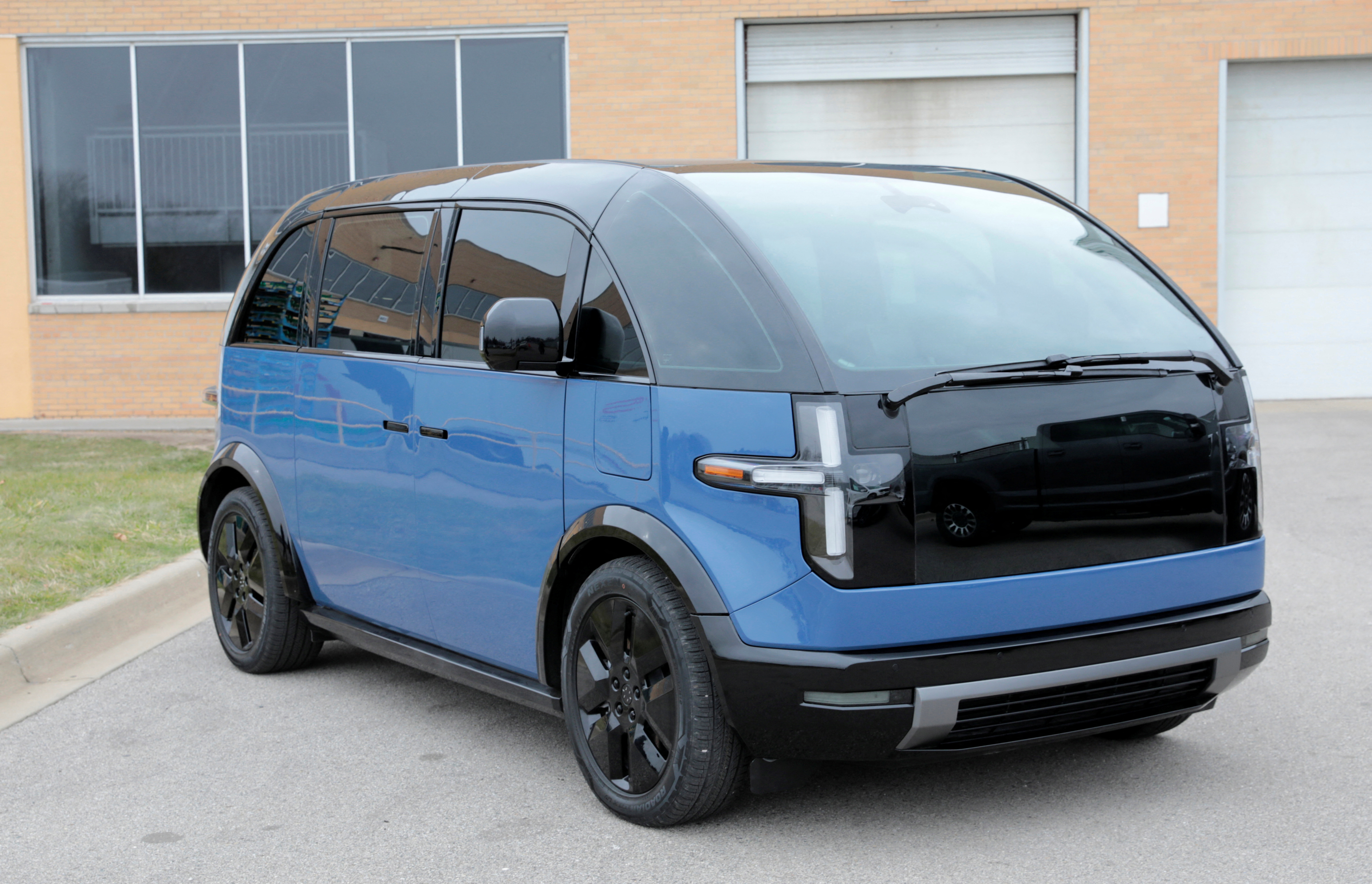 canoo electric car stock