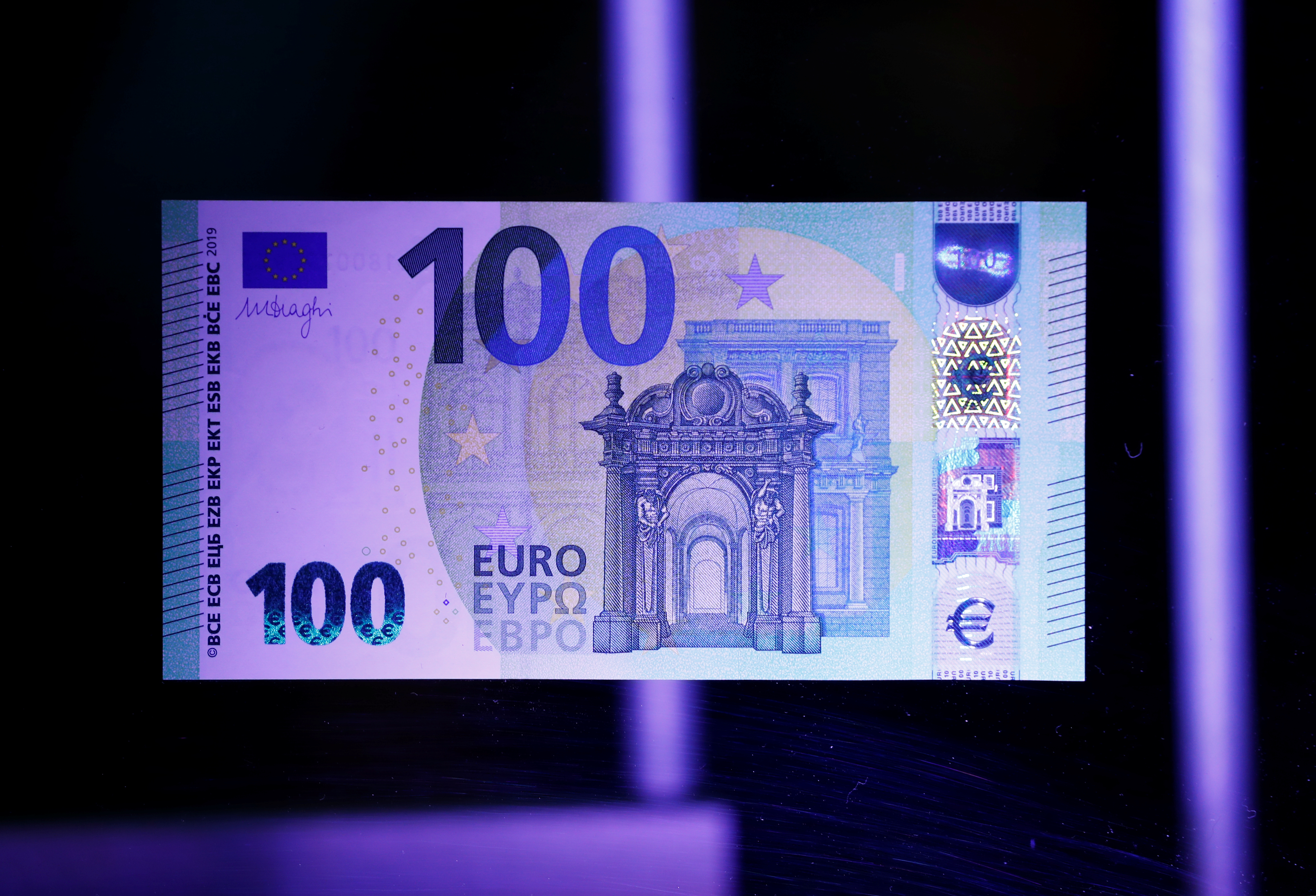 Банкноты номиналом 100 евро