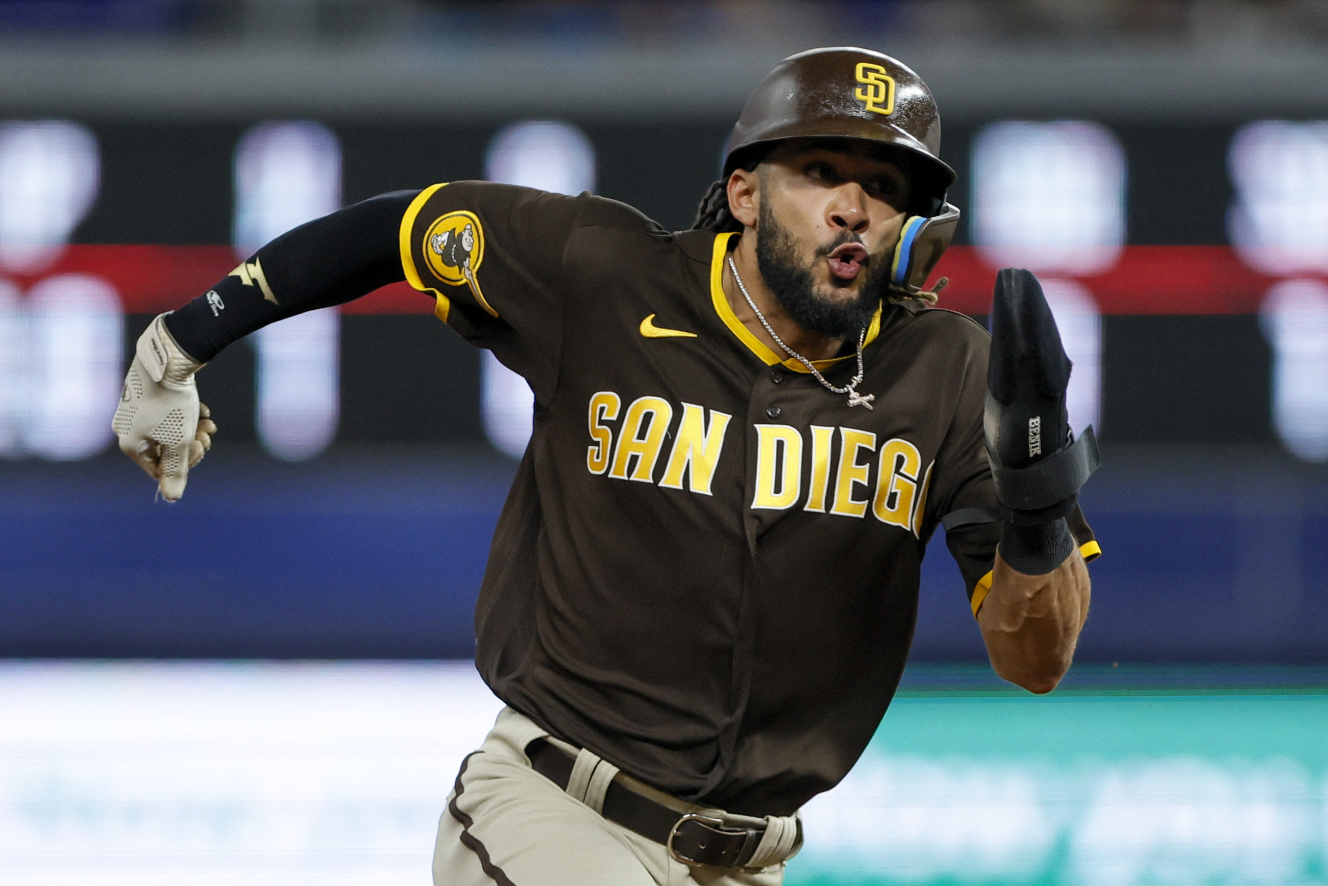 Padres rally past Marlins with five in ninth