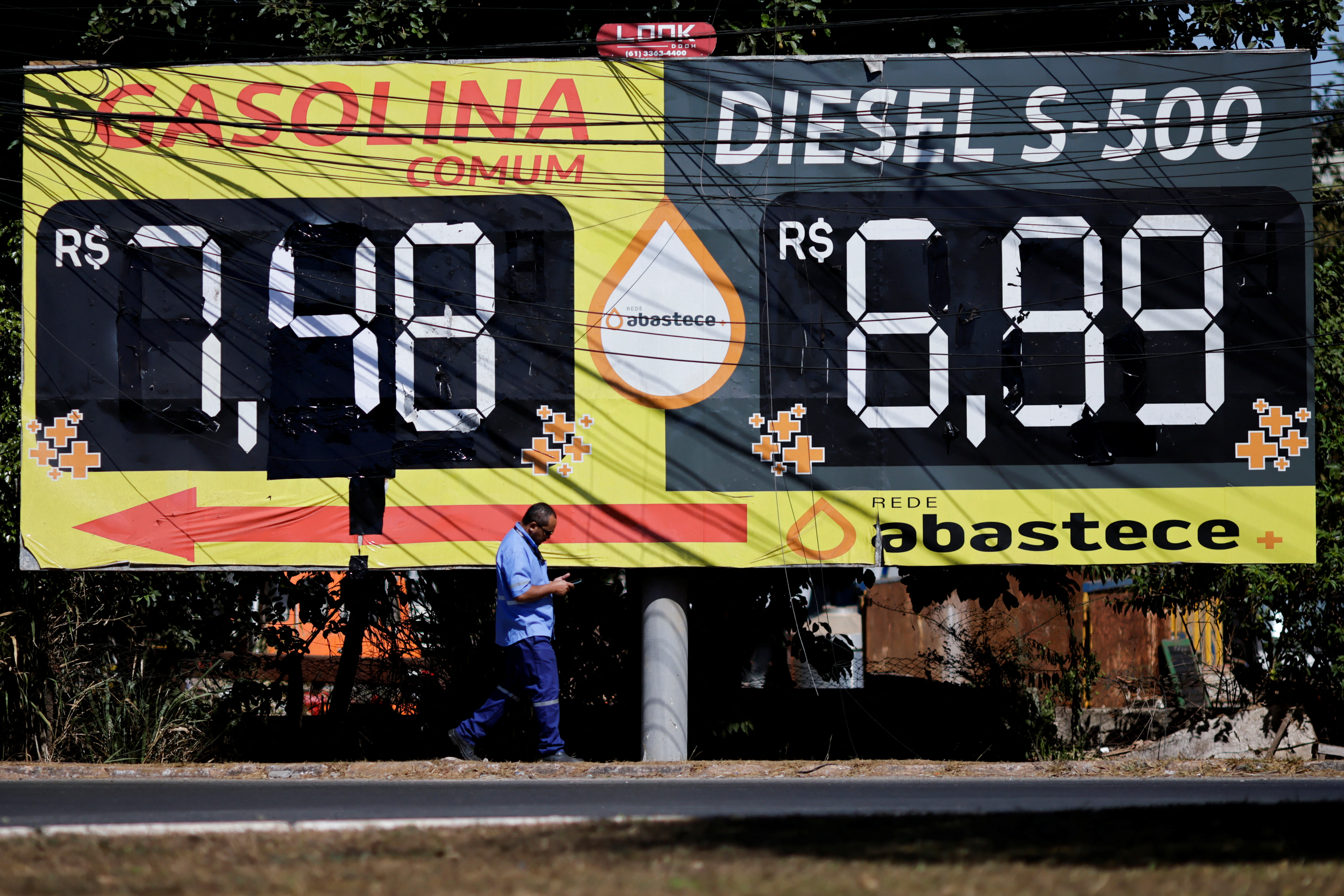 Updates fuel prices at a Brazilian oil company Petrobras in Brasilia