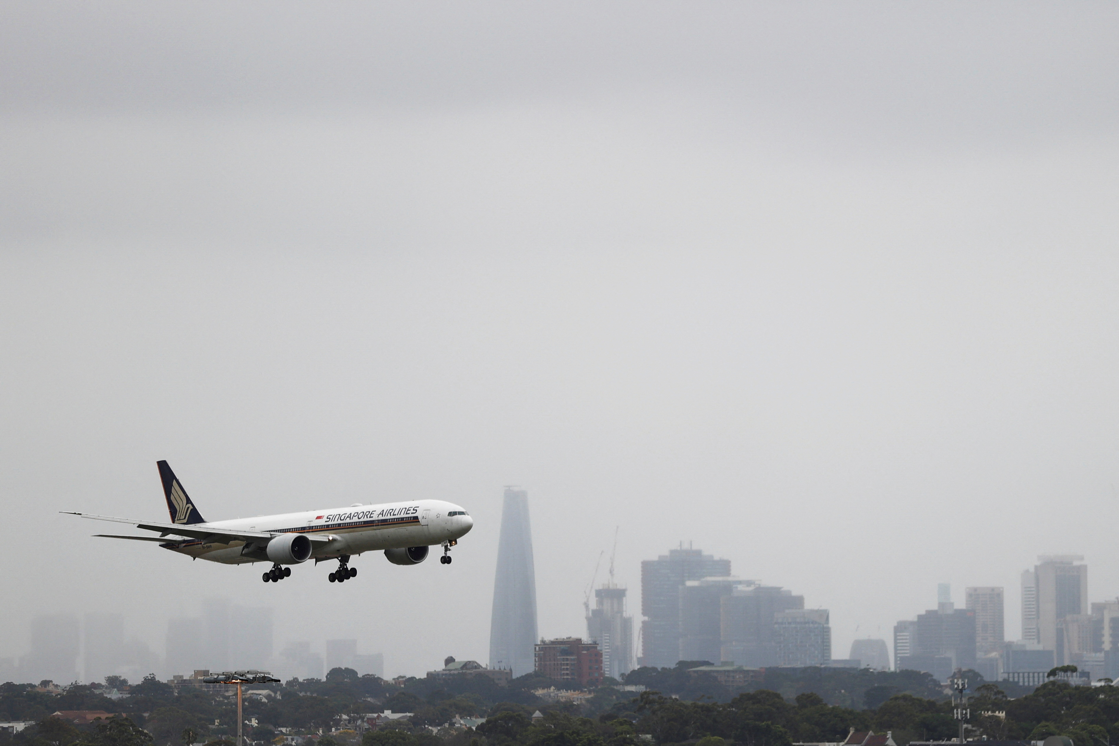 A Singapore Airlines plane arriving from Singapore lands at the international terminal at Sydney Airport, as countries react to the new coronavirus Omicron variant amid the coronavirus disease (COVID-19) pandemic, in Sydney, Australia, November 30, 2021.  REUTERS/Loren Elliott/File Photo