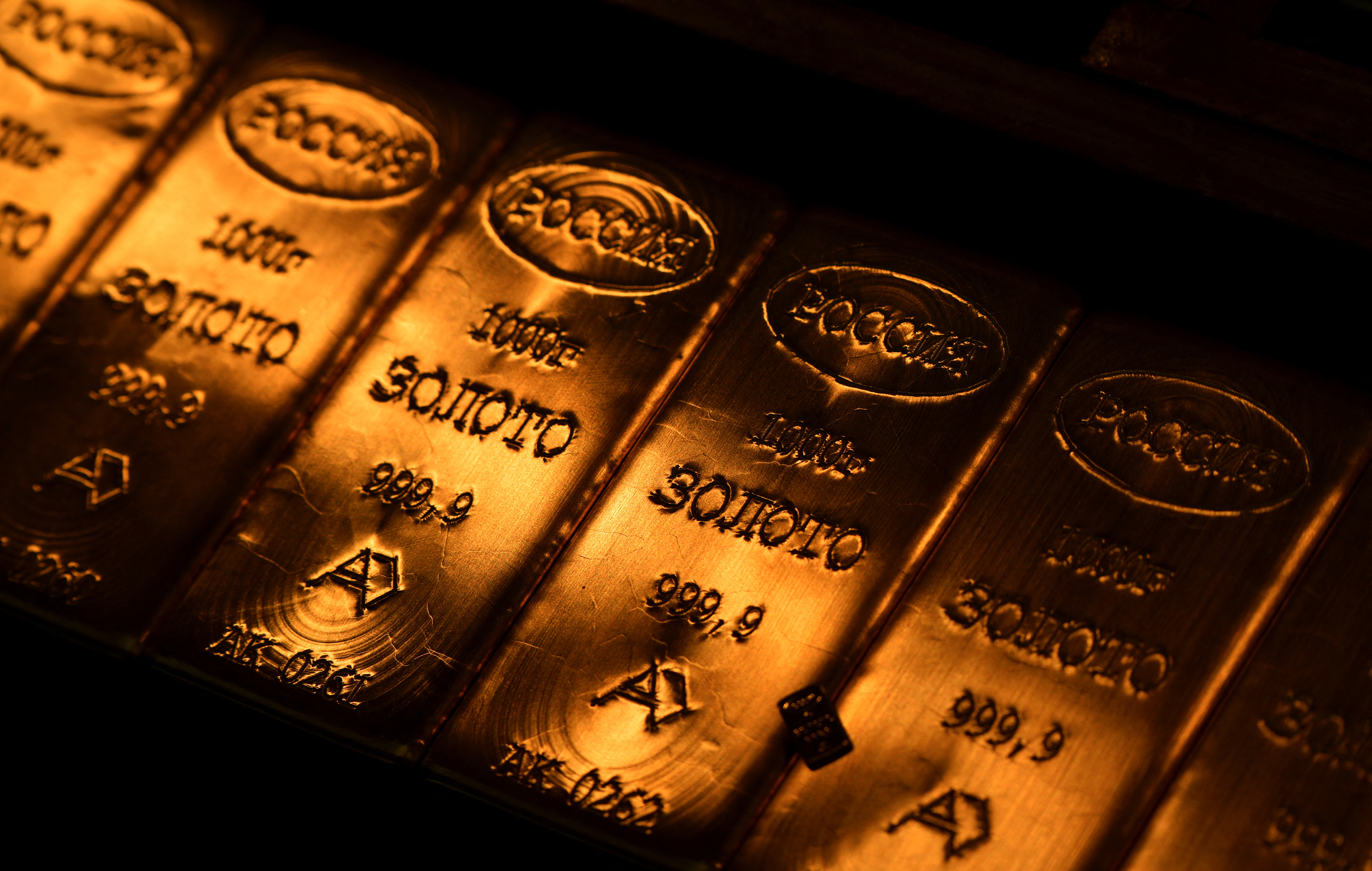 Gold weakens as robust US Retail Sales data diminishes Fed rate cut bets