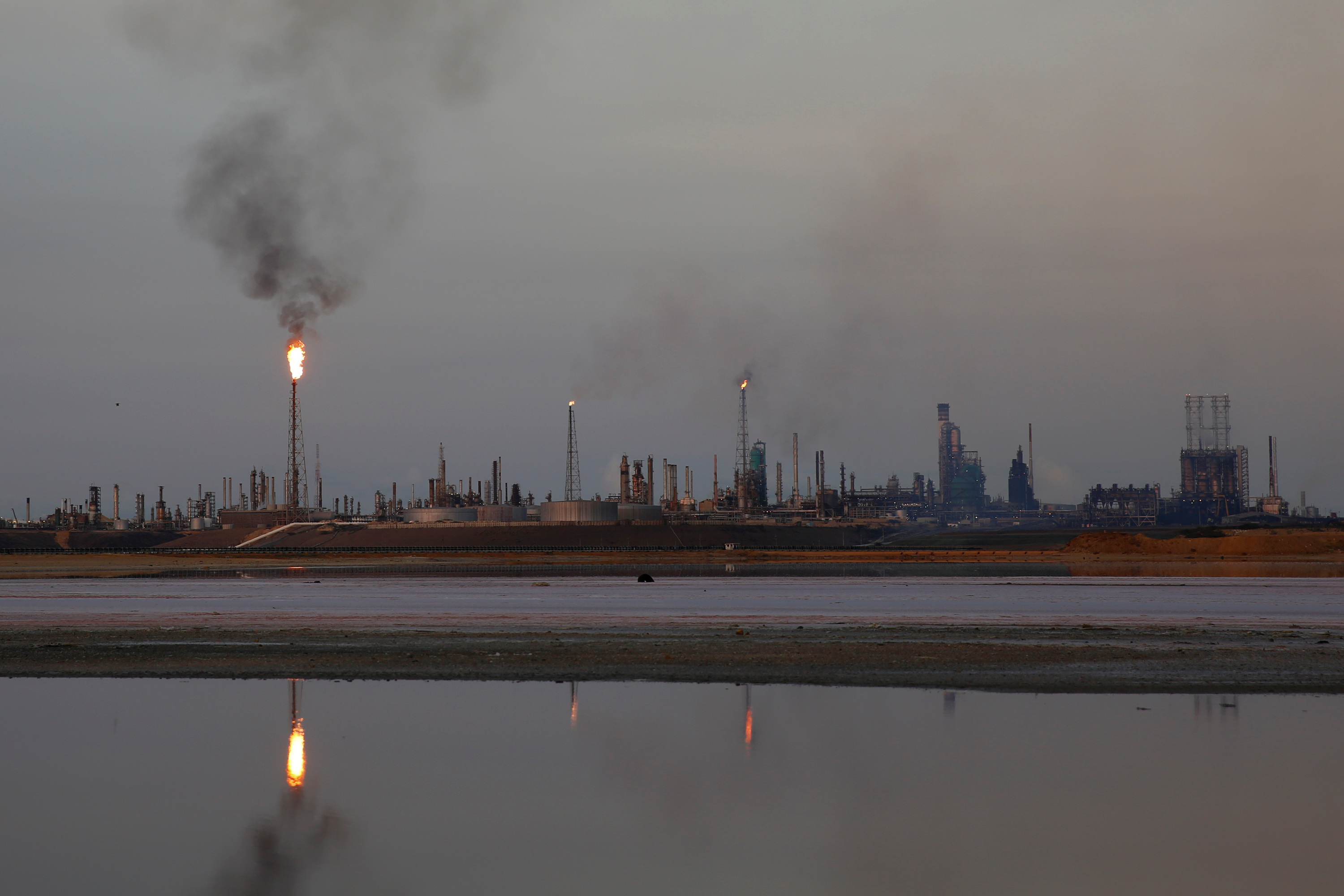 Production At Venezuelas Largest Refinery Hit By Blackout Reuters 