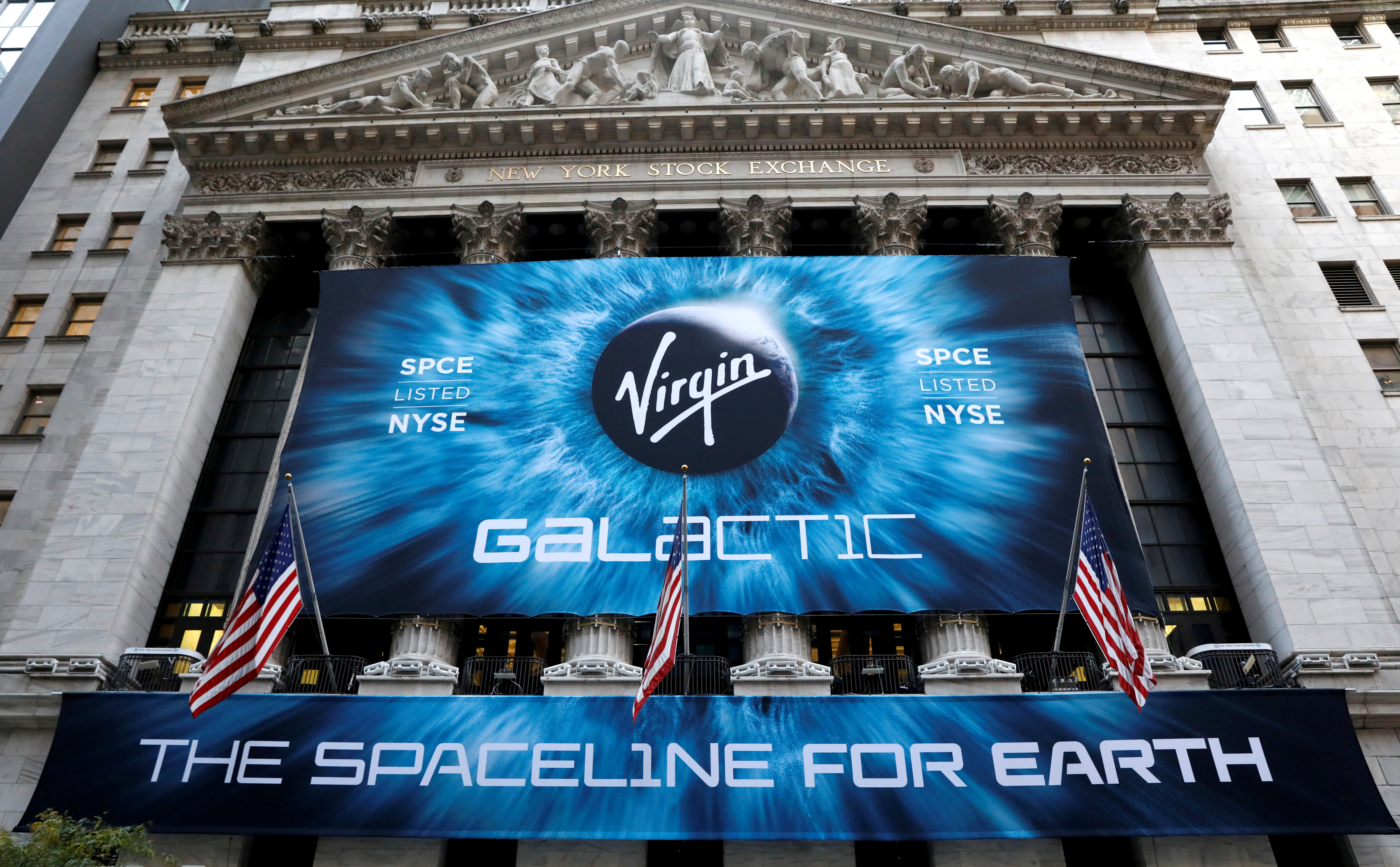 Una pancarta cuelga en el exterior de la Bolsa de Valores de Nueva York (NYSE) antes de la OPI de Virgin Galactic (SPCE) en Nueva York