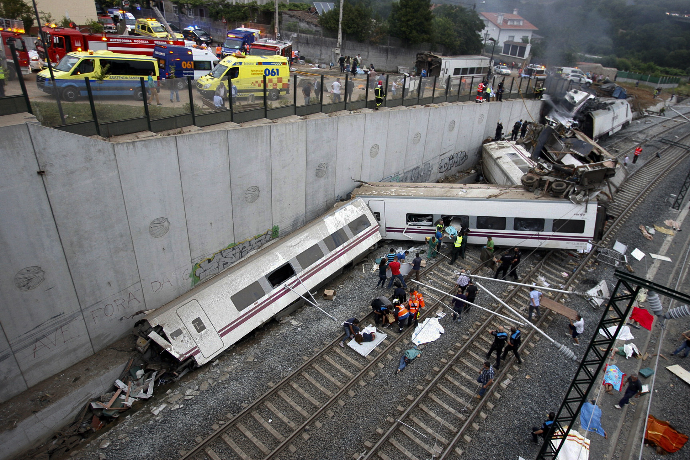 Происшествия крушение. Железнодорожная катастрофа в Сантьяго-де-Компостела. Крушение поезда в Испании 2013. Крушение поезда 24 июля 2013 года в Испании. Авария поезда в Испании 2013.