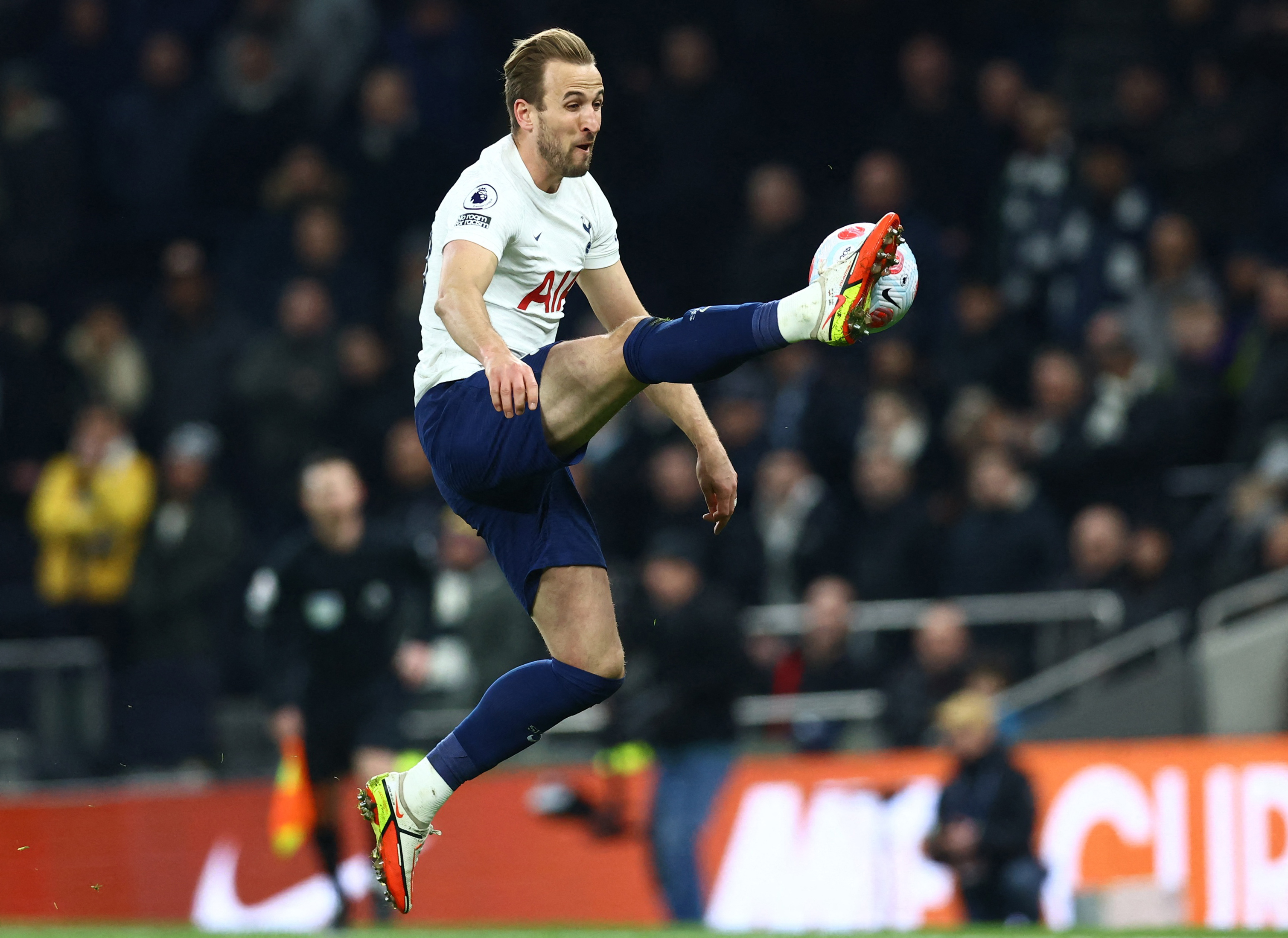 Harry Kane's penalty earns Tottenham a slim first-leg advantage over  Chelsea - The Globe and Mail