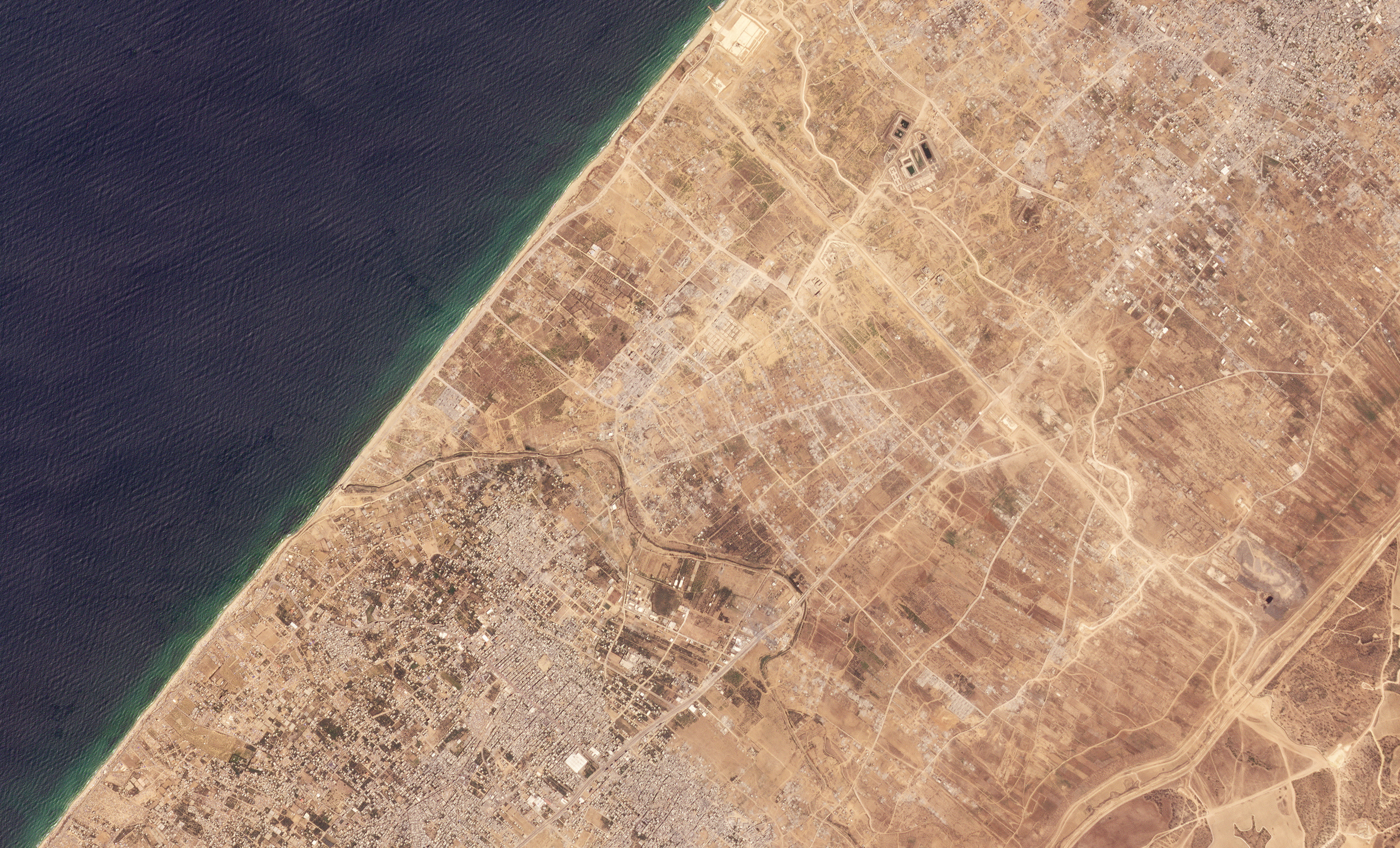 Uma imagem de satélite mostra o Corredor Netzarim, uma área no centro de Gaza limpa pelo exército israelita após invadir o enclave palestiniano, 20 de agosto de 2024. As forças posicionadas ao longo do corredor impedem a livre circulação dos habitantes de Gaza entre o norte e o sul da Faixa. Através da Planet Labs Inc.