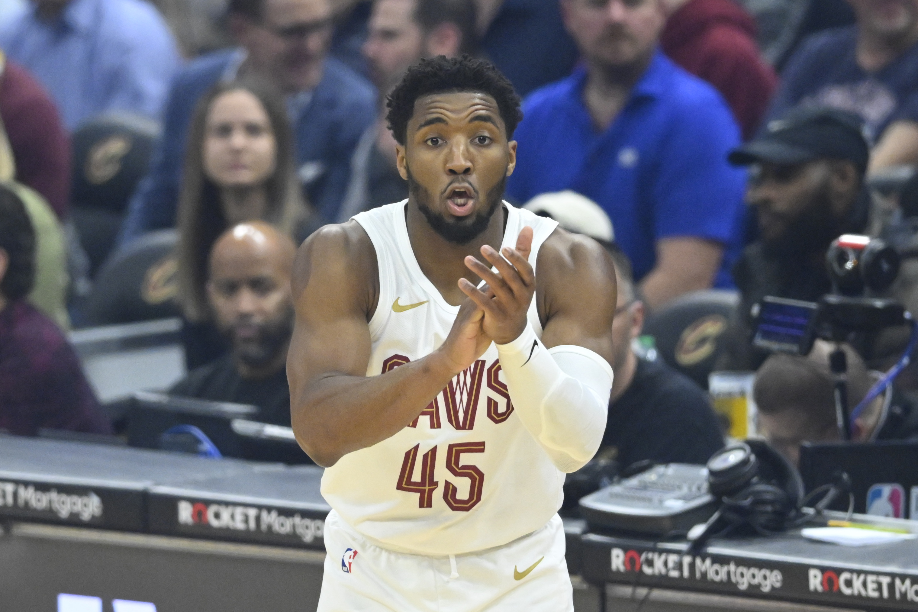 Donovan Mitchell, Cavs sink Kings from long range | Reuters