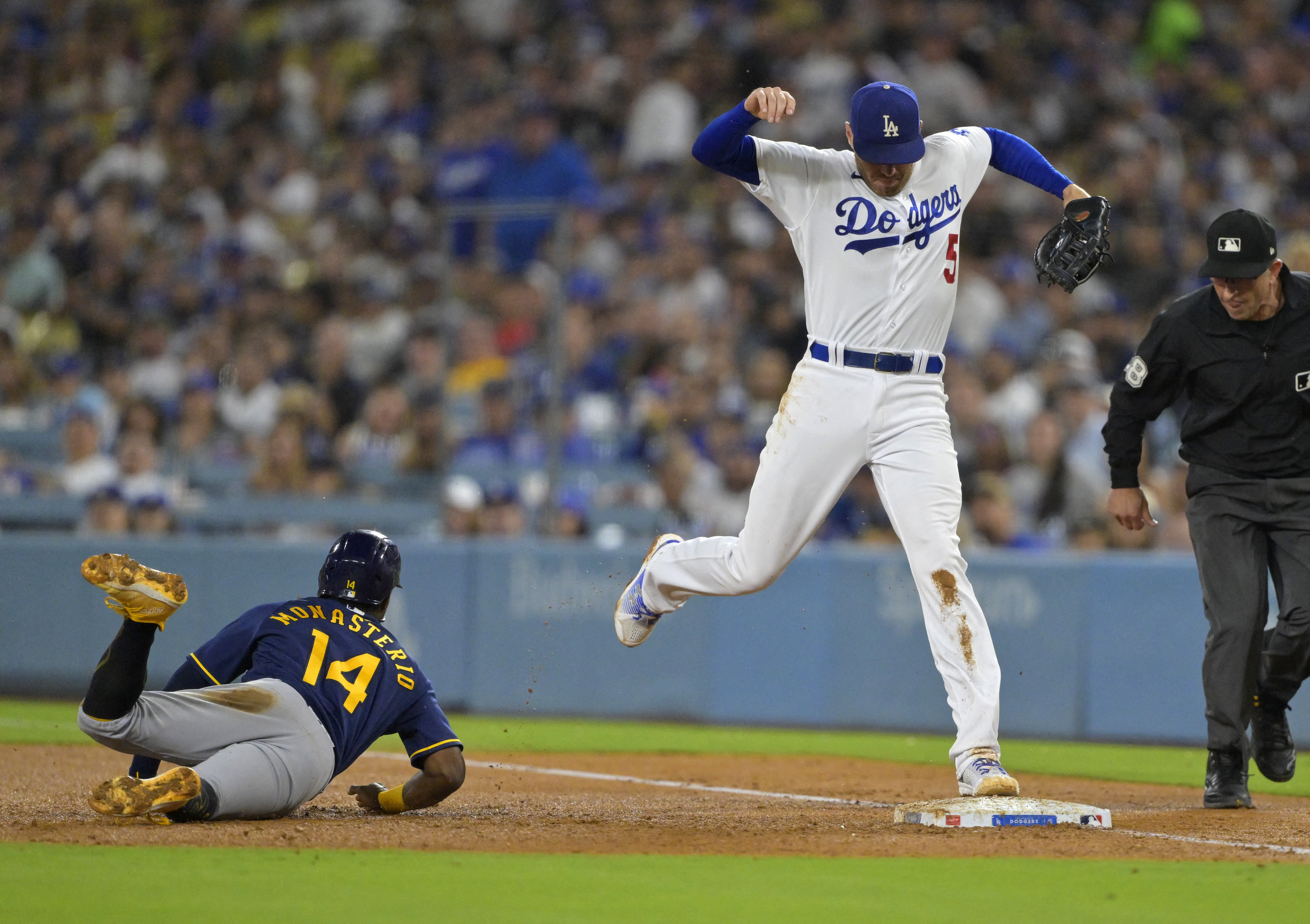 Dodgers cruise past Brewers for 10th straight win