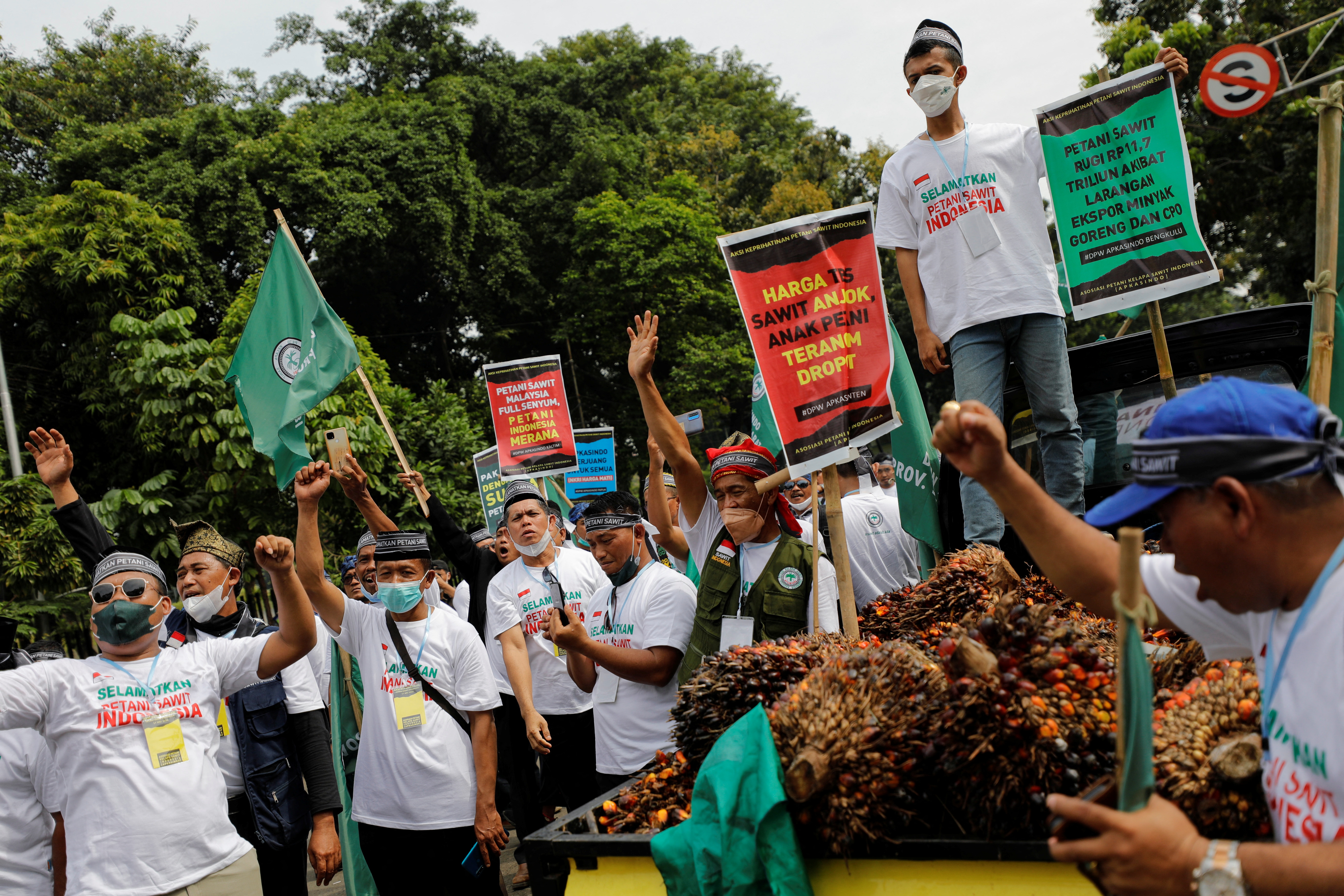 Indonesian palm oil farmers protest demanding the government to end the palm oil export ban, in Jakarta