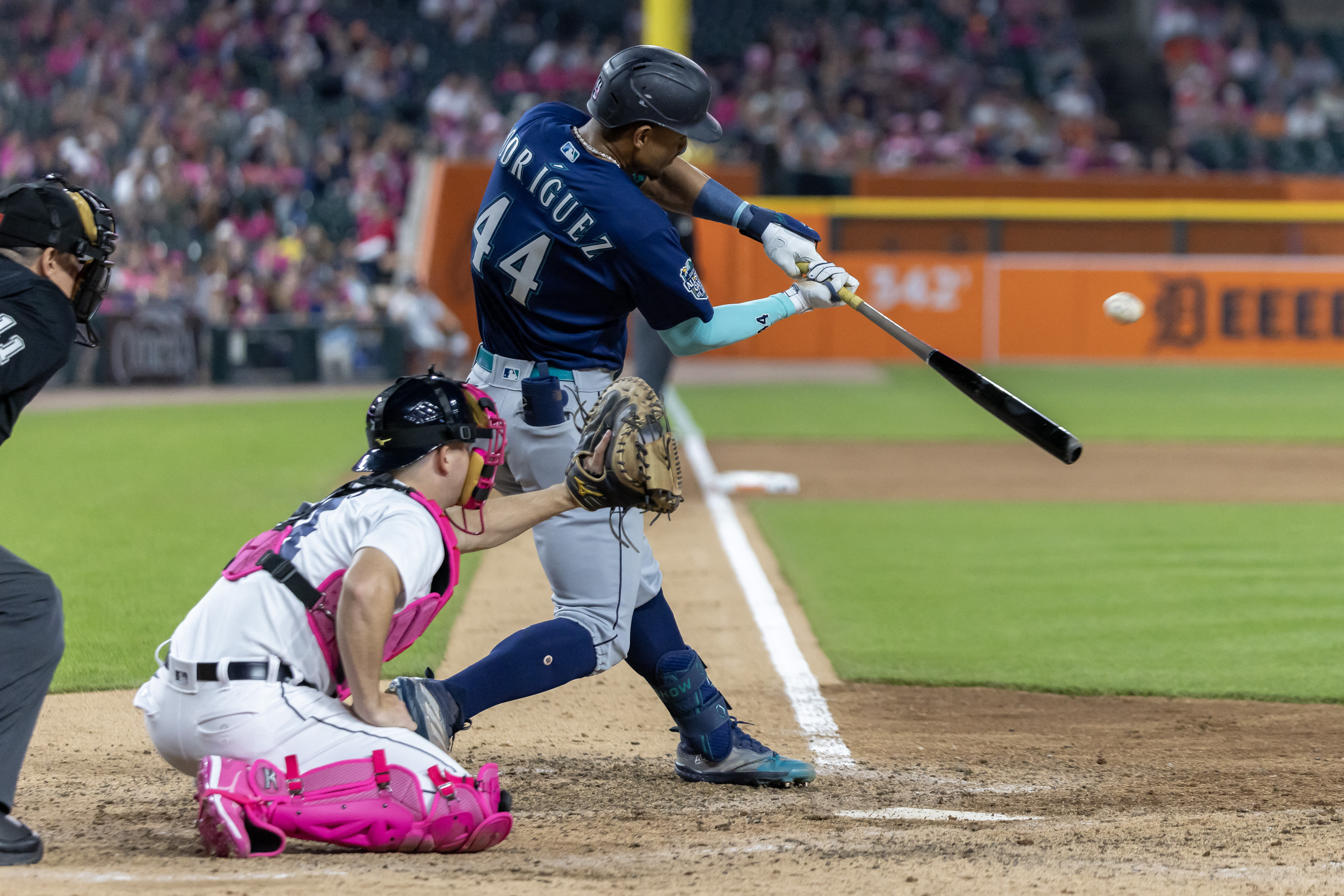 Mariners tame Tigers to open series