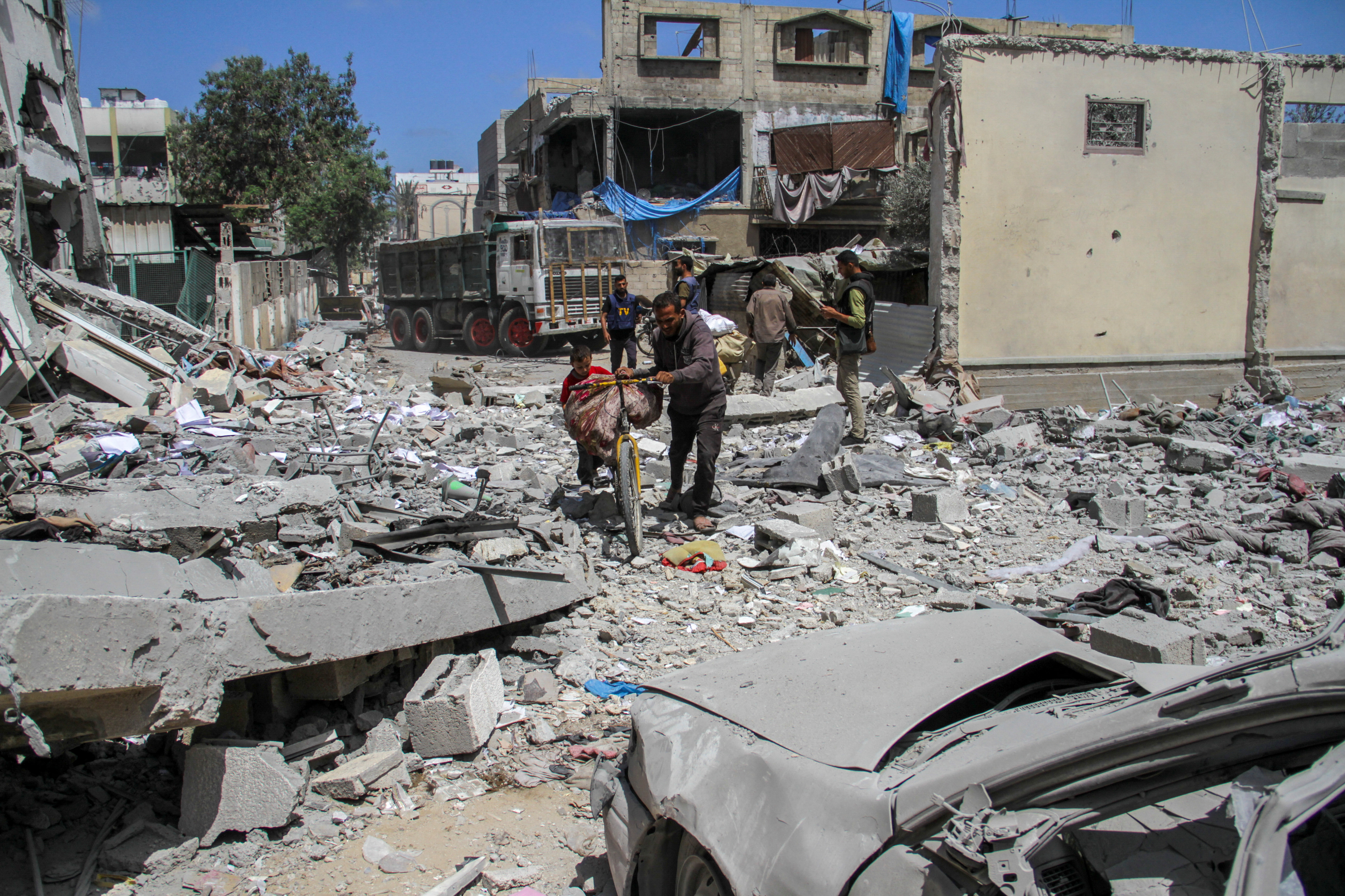 Palestinians inspect the damages at Zeitoun neighborhood after Israeli forces withdrew from the area, in Gaza City