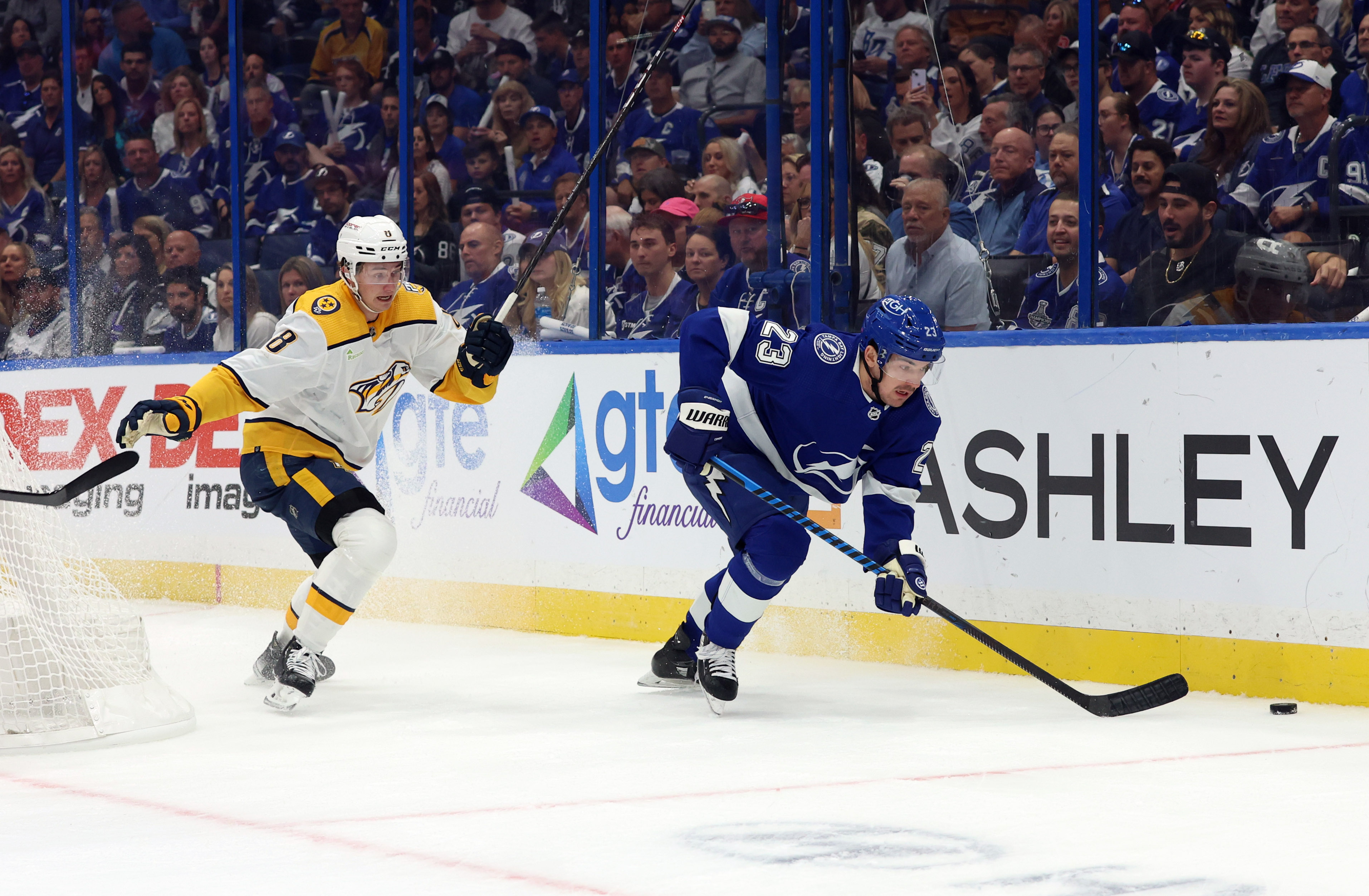 Lightning open NHL season with backandforth win over Preds Reuters