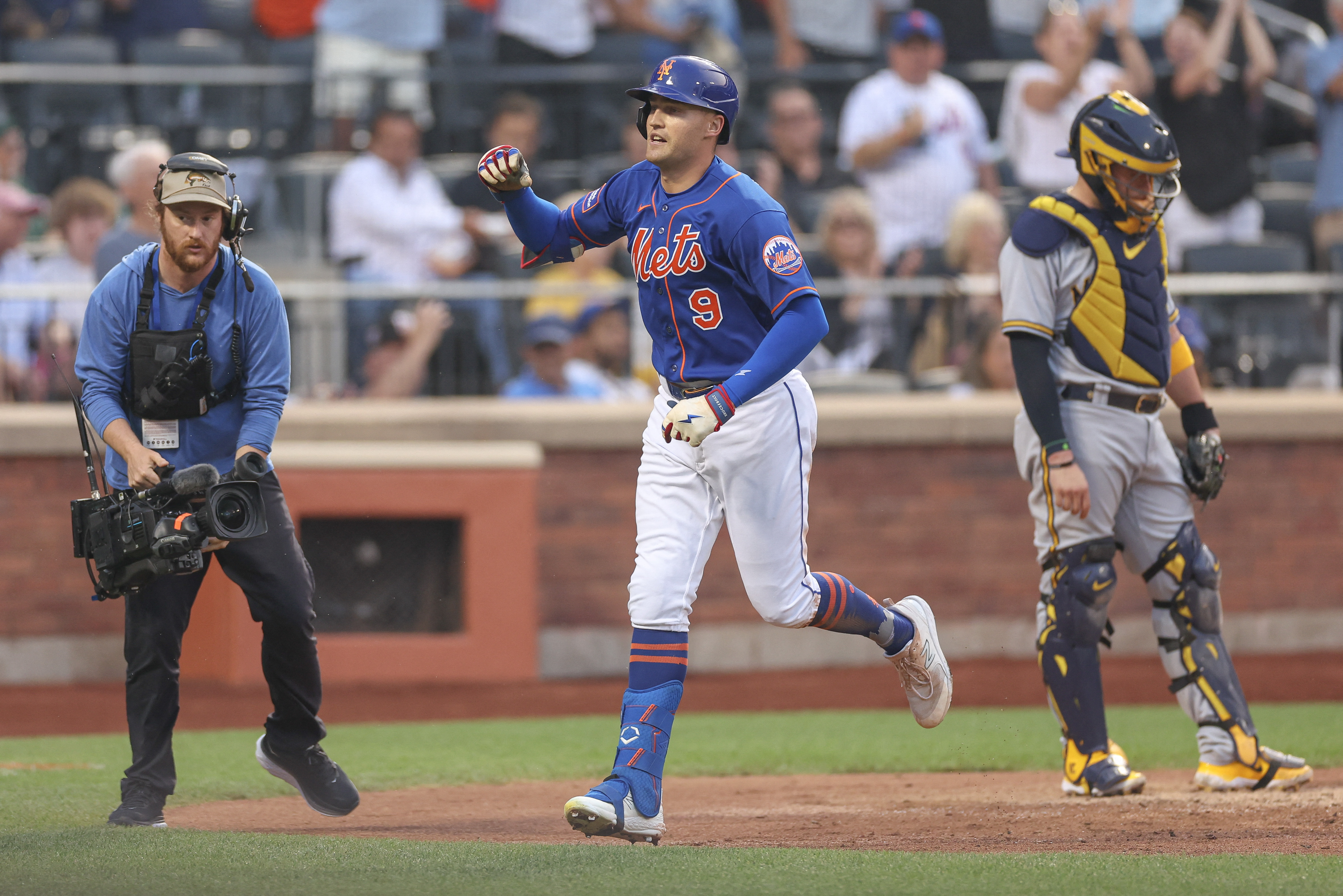 Mets leave the bases loaded while down by one when Devin Williams strikes  out Starling Marte for the save.