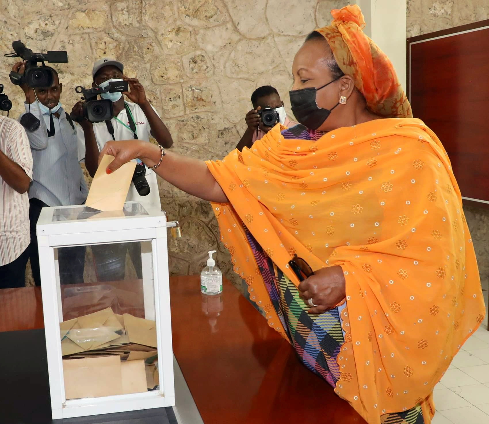Djibouti's first lady Kadra Mahamoud Haid casts her ballot during the presidential elections at the Ras-Dika district polling centre in Djibouti