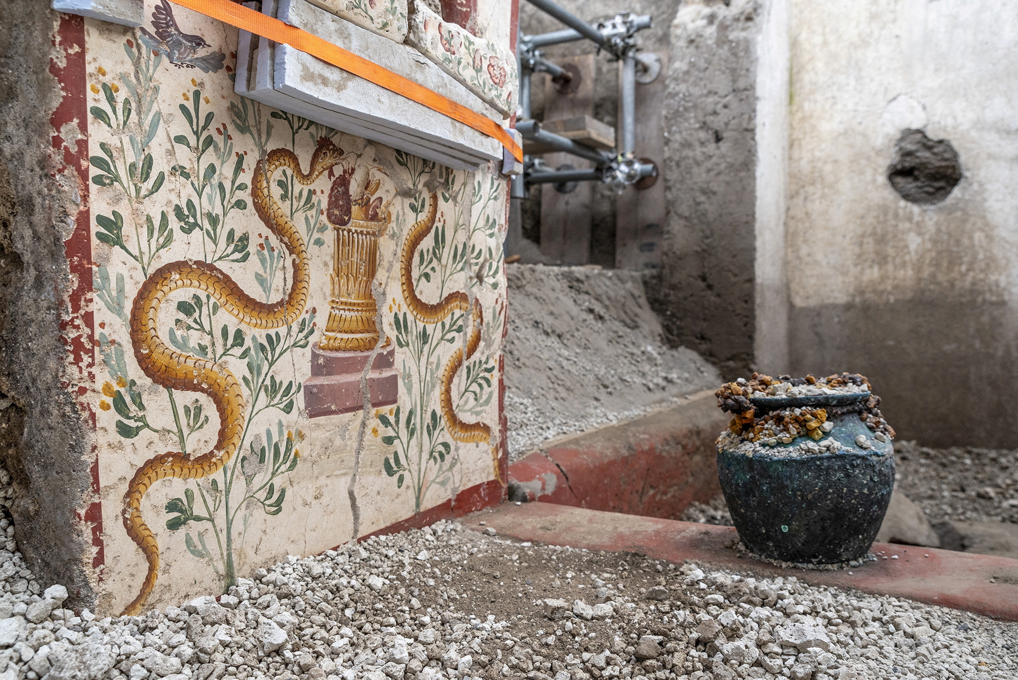 Ancient Pompeii site uncovers tiny house with exquisite frescoes | Reuters