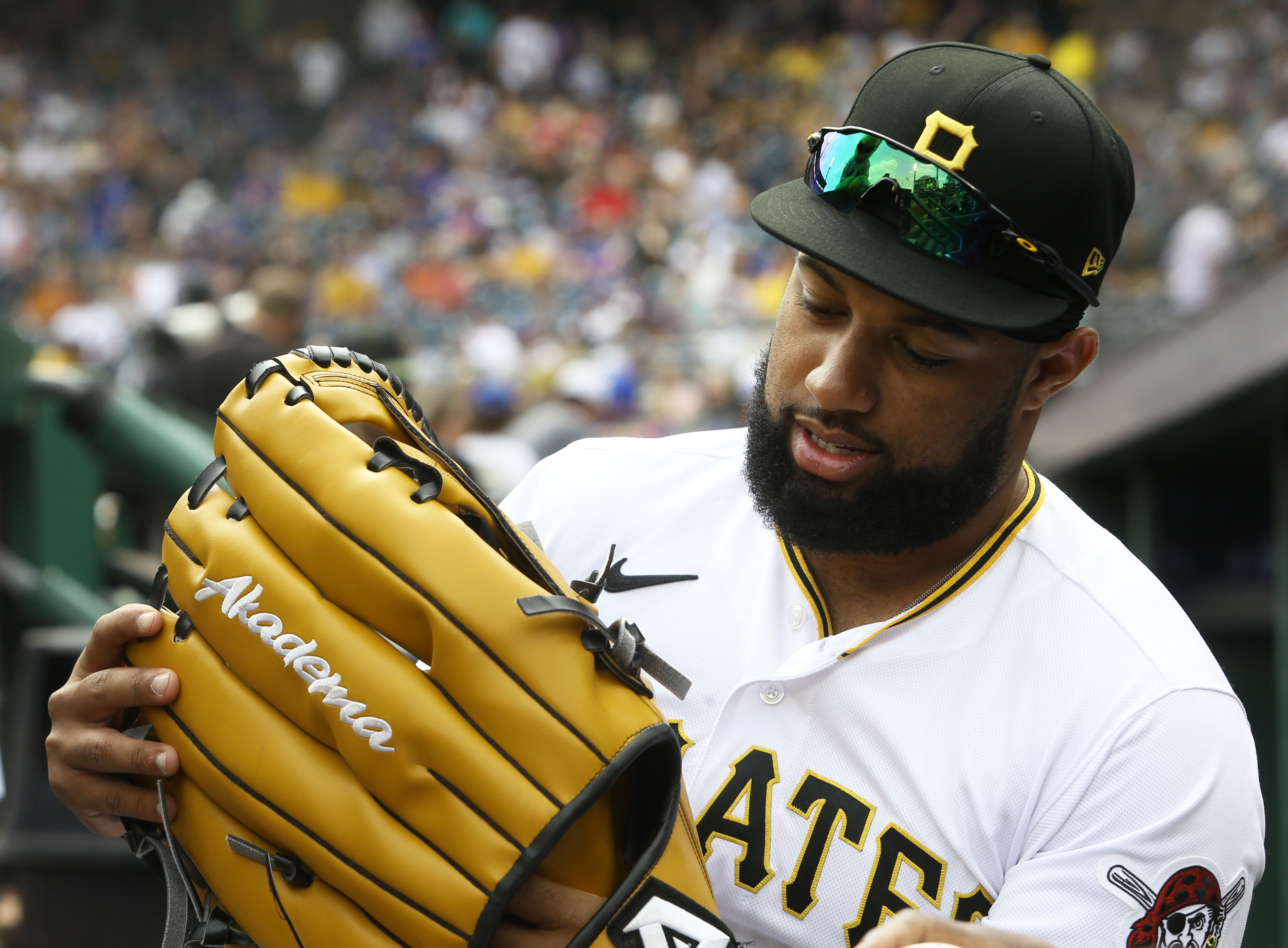 PennsylvAsia: Black and gold gloves for infielder Bae Ji-hwan.