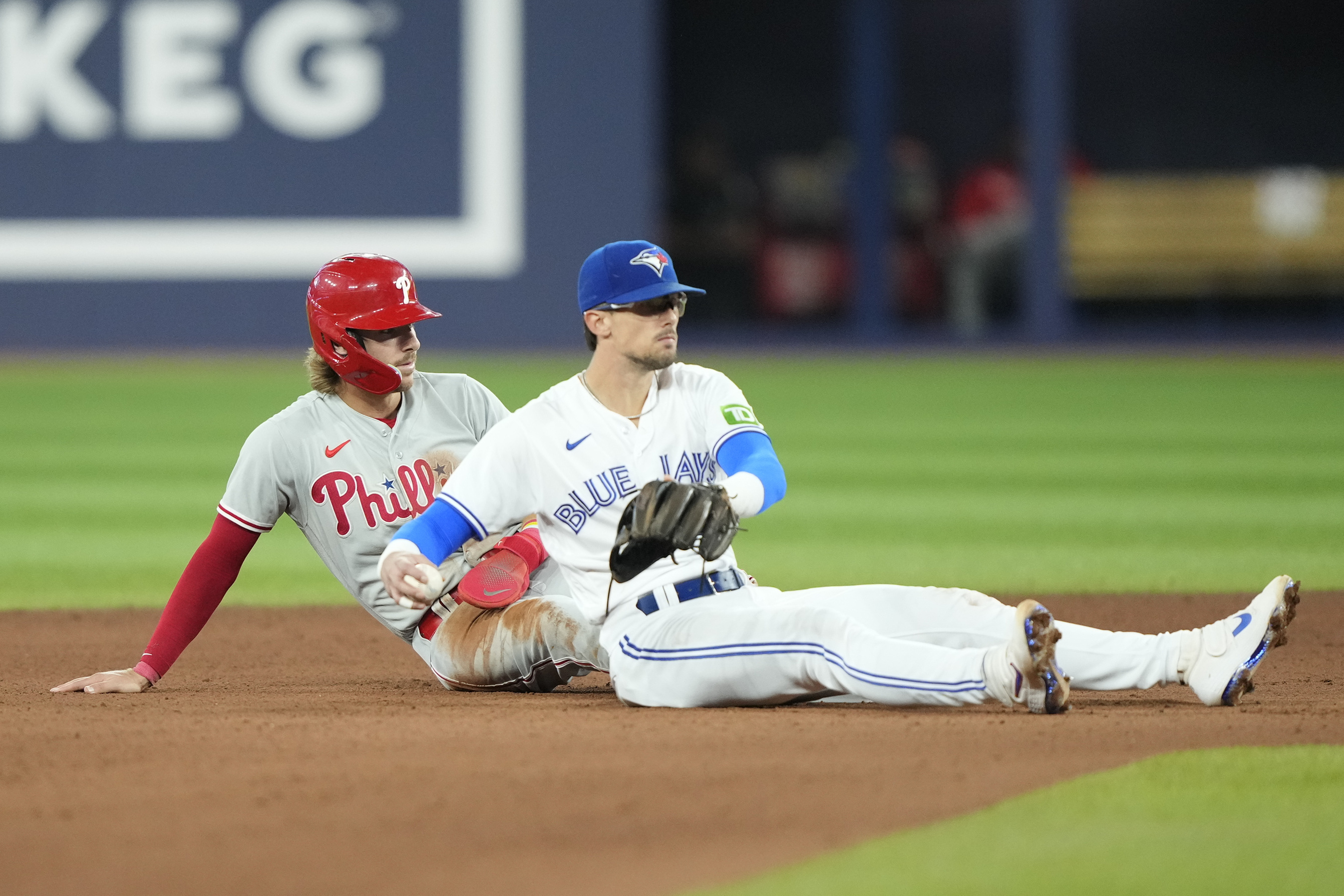 Blue Jays prevail in pitchers' duel, edge Phillies