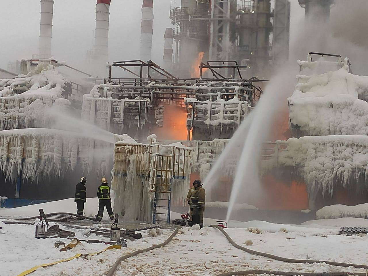 ロシア巨大製油輸出施設の操業停止、ウクライナのドローン攻撃で火災発生か
