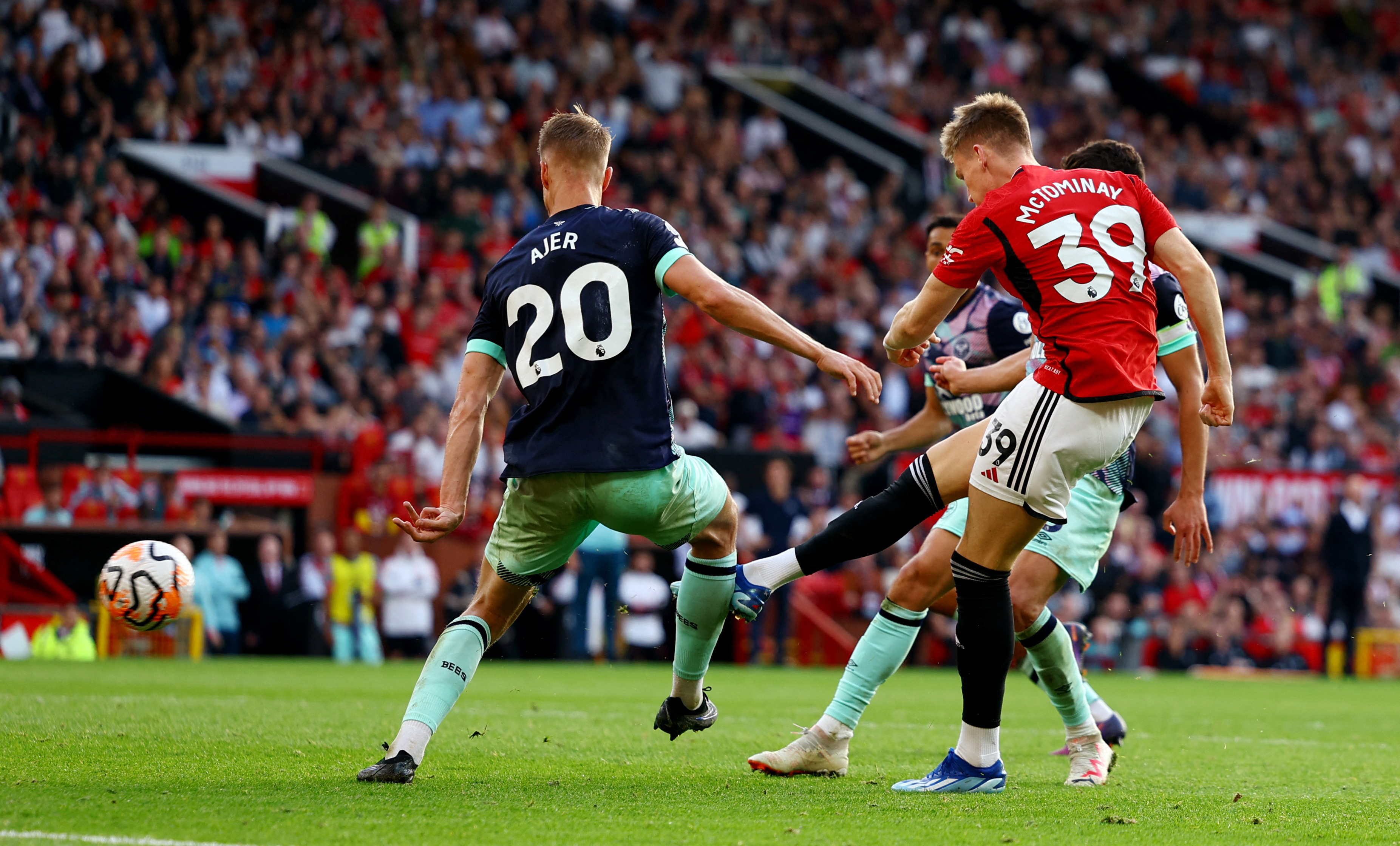 Manchester United beat Tottenham Hotspur 2-0 in Premier League