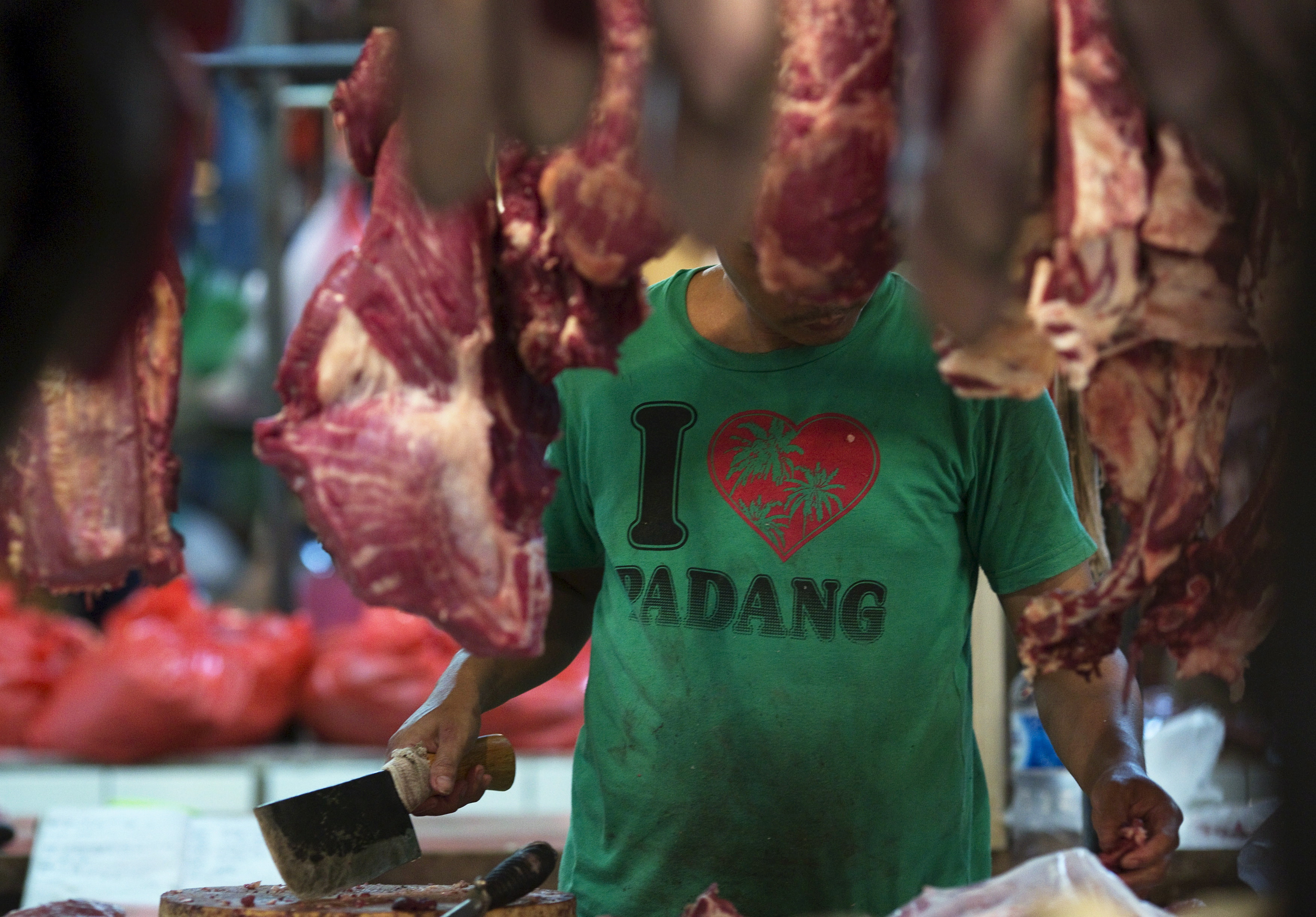 Un carnicero prepara carne para la venta en un mercado tradicional de Yakarta