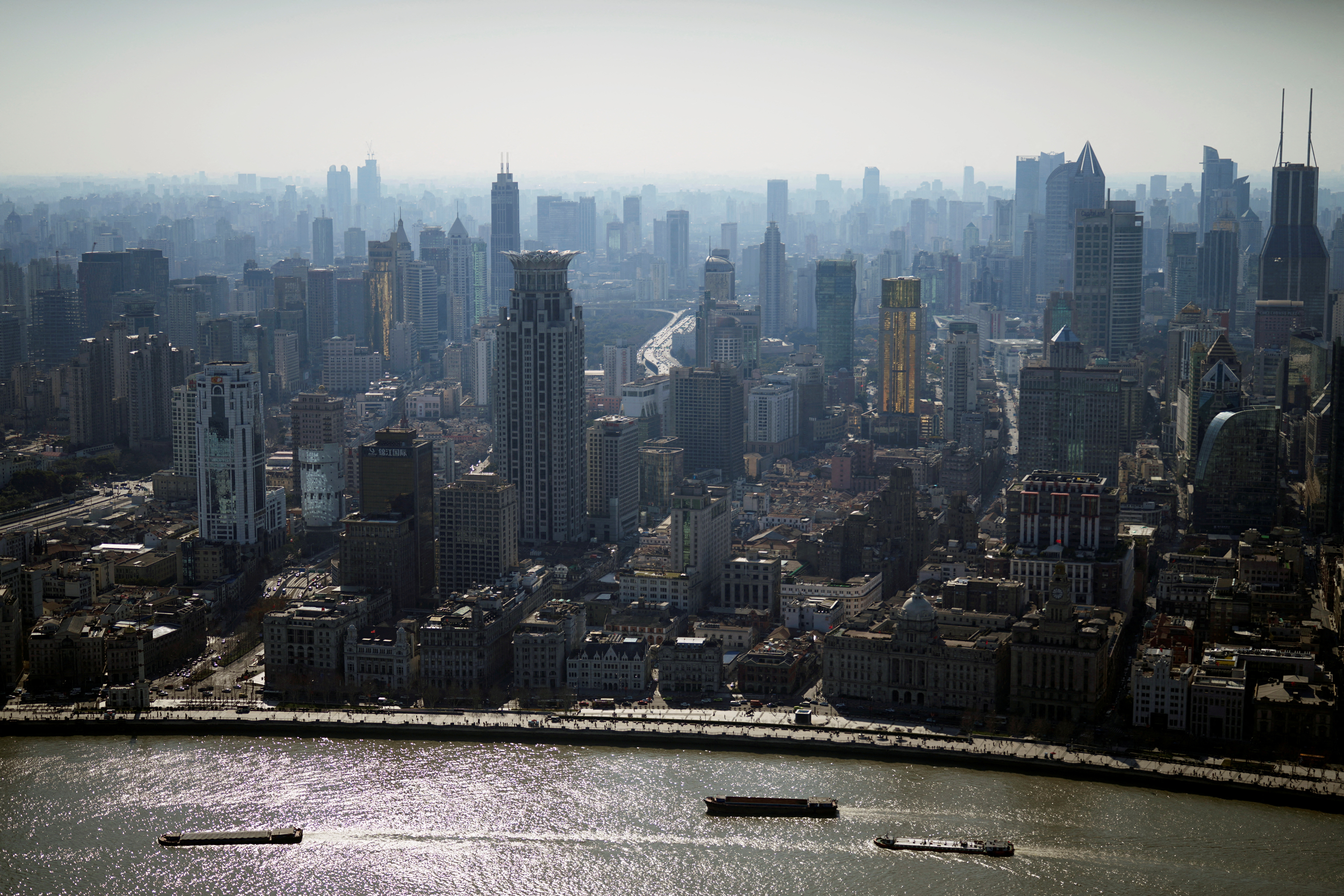 Vista del horizonte de la ciudad y del río Huangpu en Shanghai