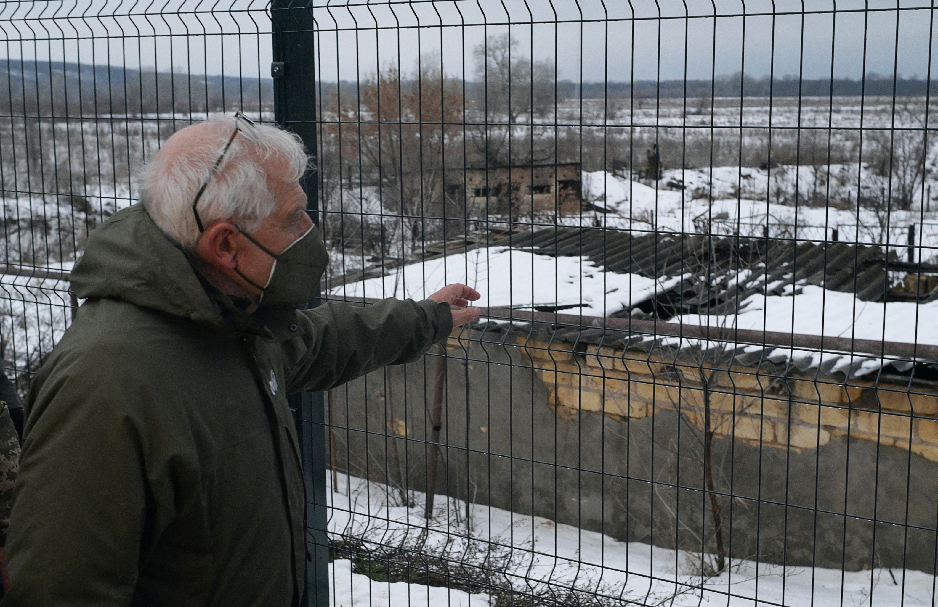 Le haut représentant de l'Union européenne pour les affaires étrangères, Josep Borrell, visite un poste de contrôle dans la colonie de Stanytsia Luhanska dans la région de Luhansk, en Ukraine, le 5 janvier 2022. REUTERS/Maksim Levin