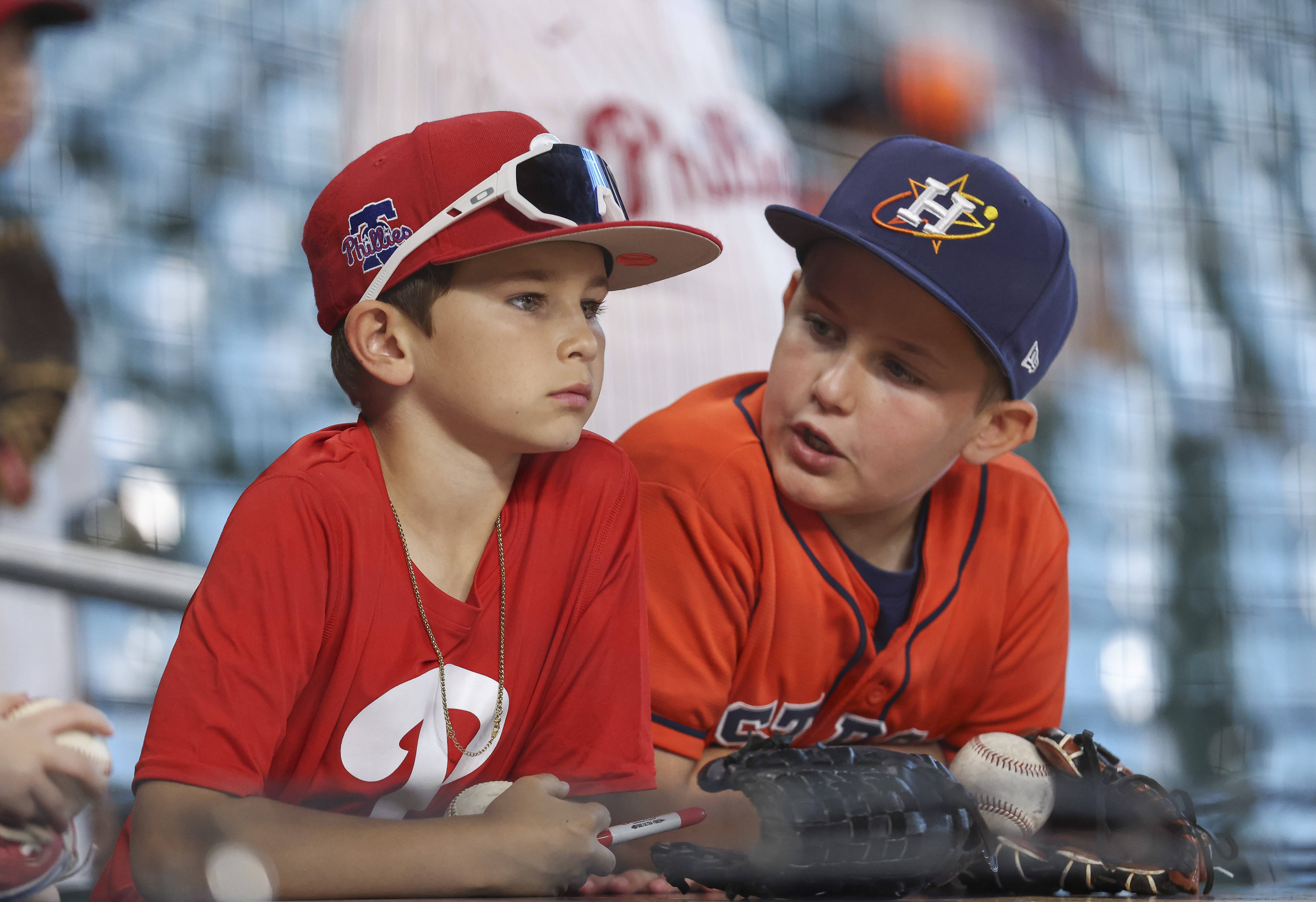 Astros squeak past Phils, claim one game in series