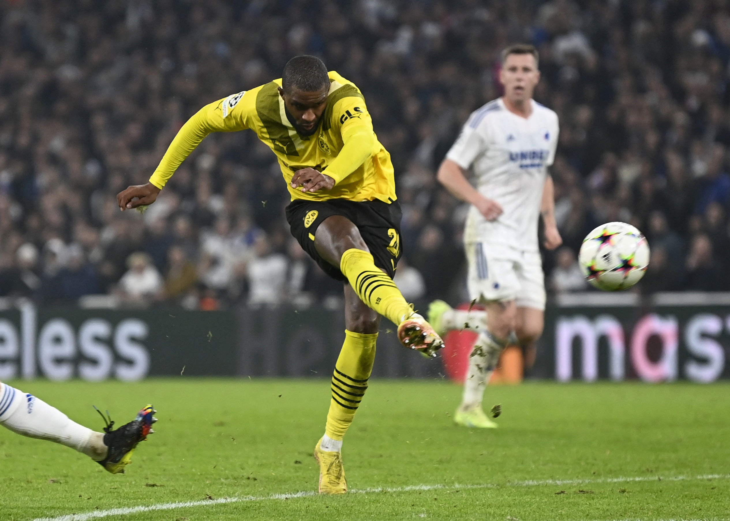 Borussia Dortmund forced to change 'badgeless' Champions League